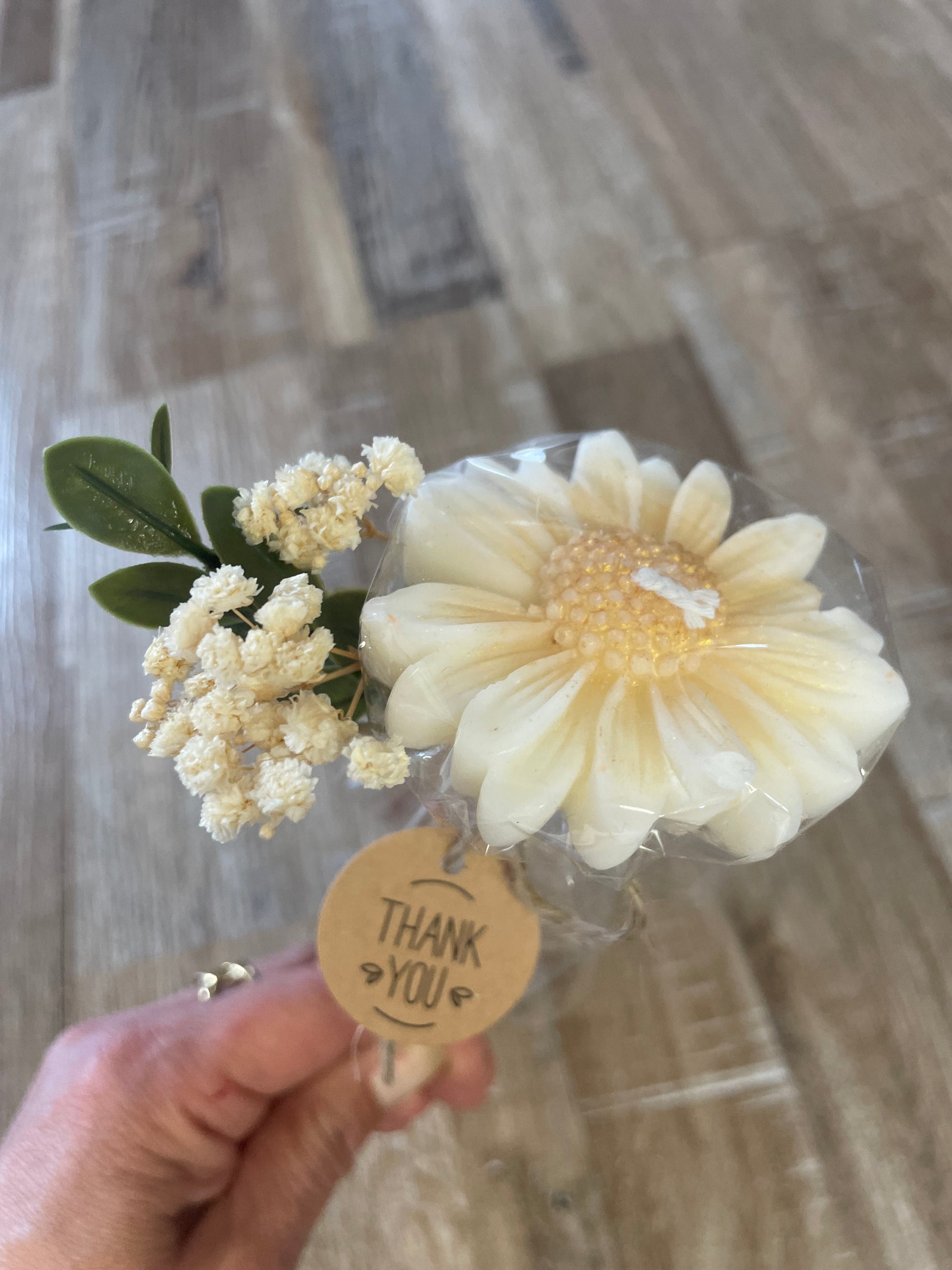 Décoration et cadeau bougie parfumée marguerite à personnaliser. Cire végétal et fragrances de Grasse. Bougie artisanale. Cadeaux invités cérémonies et événements. Mariage baptême anniversaire communion. Plaisir d’offrir
