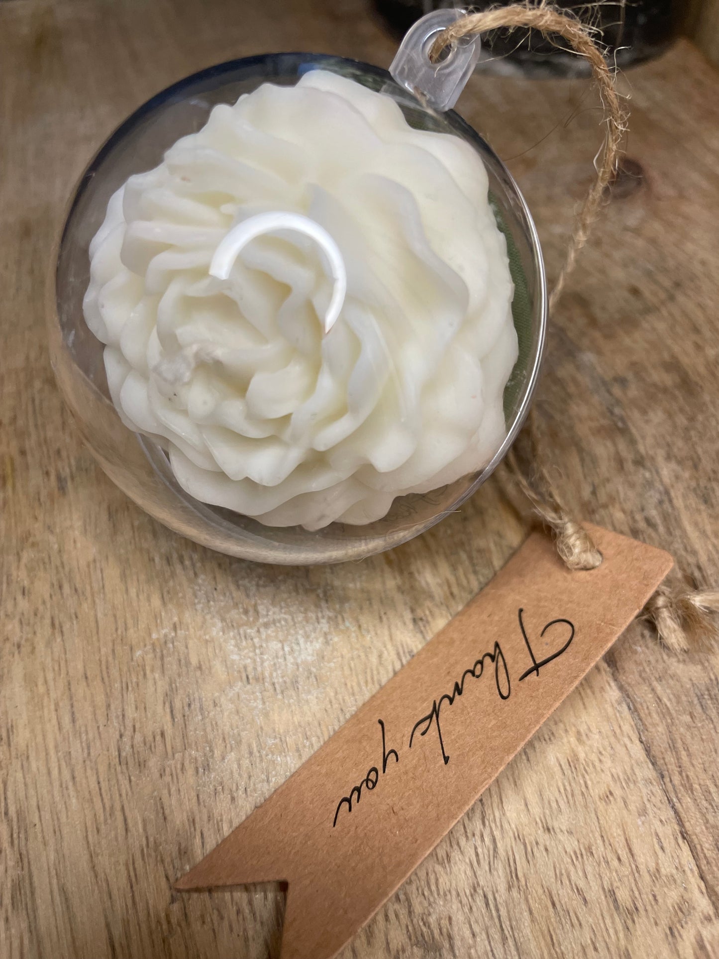 Décoration et cadeau bougie parfumée à personnaliser. Cire végétal et fragrances de Grasse. Bougie artisanale. Cadeaux invités cérémonies et événements. Mariage baptême anniversaire communion. Plaisir d’offrir. Fleur. Fondant parfumé. Cadeaux invités. Enfant. Cœur. Pivoine. Boule transparente. Merci