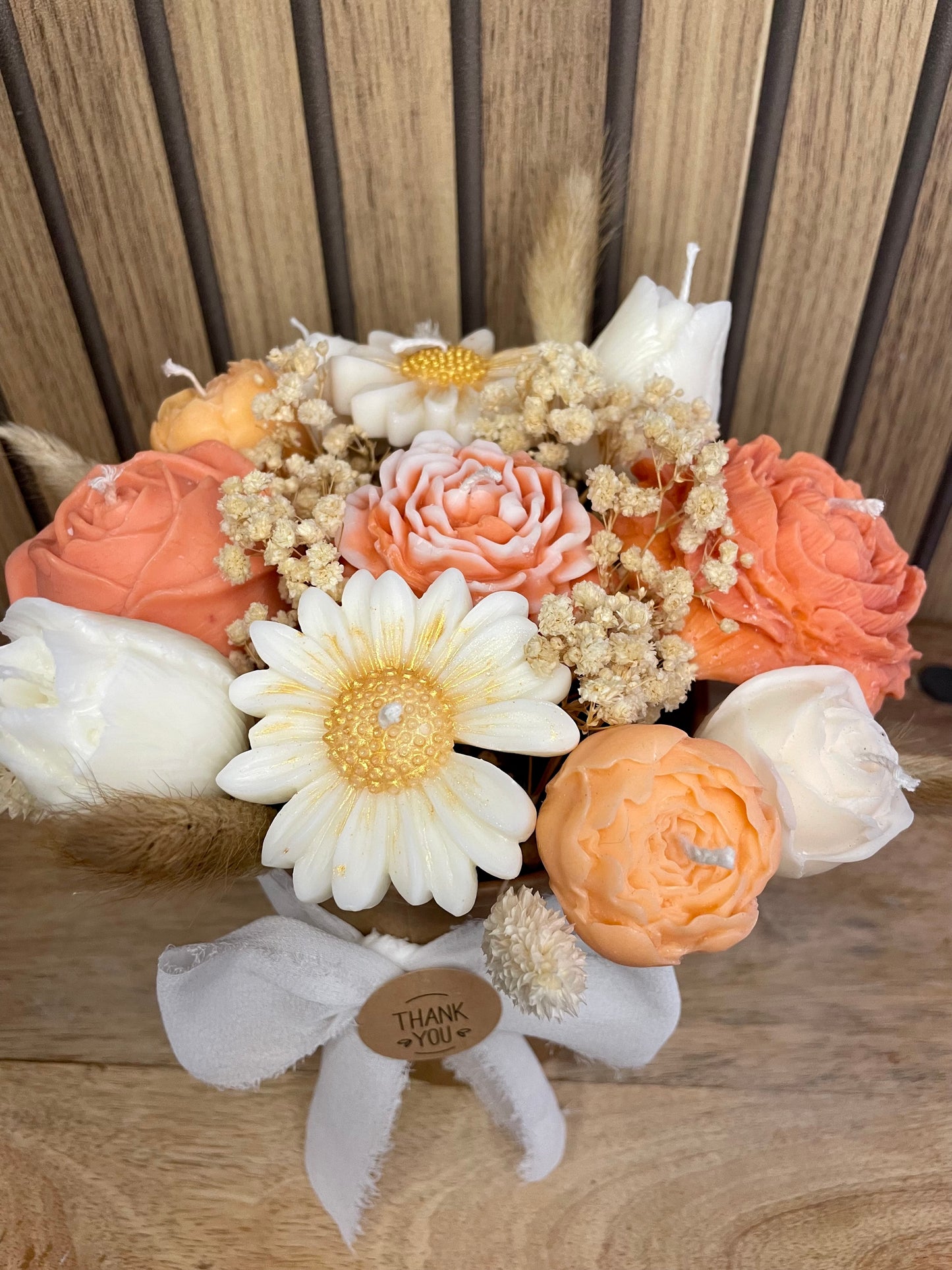 Bouquet de bougies parfumées. Fleurs pivoine rose tulipe marguerite et fleurs séchées. Fabrication artisanale fait main. Cire végétal et parfum de Grasse. Bougie artisanale. Cadeaux fêtes événements et cérémonies. Boîte à fleurs