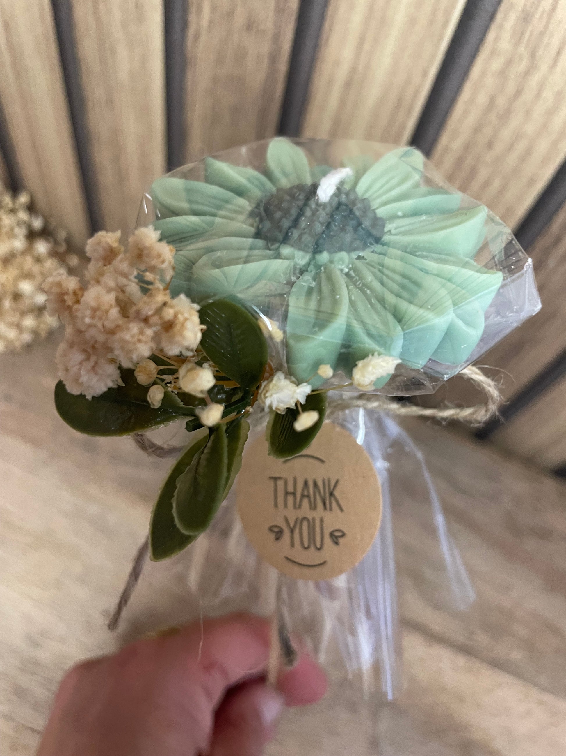 Décoration et cadeau bougie parfumée marguerite à personnaliser. Cire végétal et fragrances de Grasse. Bougie artisanale. Cadeaux invités cérémonies et événements. Mariage baptême anniversaire communion. Plaisir d’offrir