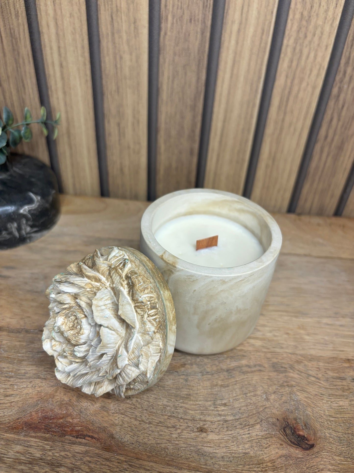 Bougies. Bougie parfumée. Déco. Décoration d’intérieur. Parfum d’intérieur. Fragrance de Grasse. Cire de soja. Artisan Français. Artisanat. Fait main. Idée cadeau. Noël. Effet marbre. Pivoine