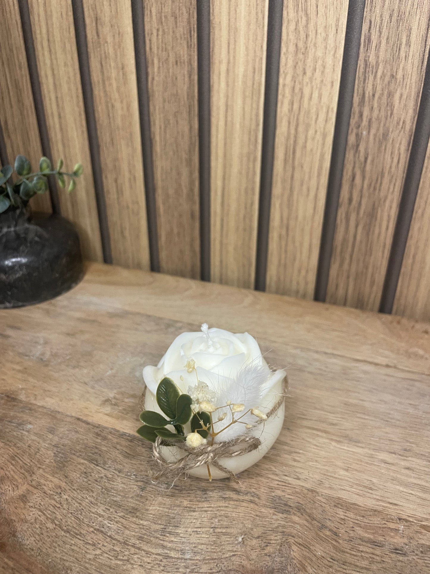 Décoration bougie parfumée en forme de roses avec fleurs séchées personnalisable. Cire végétal et fragrances de Grasse. Bougie artisanale. Cadeaux pour événements et cérémonies