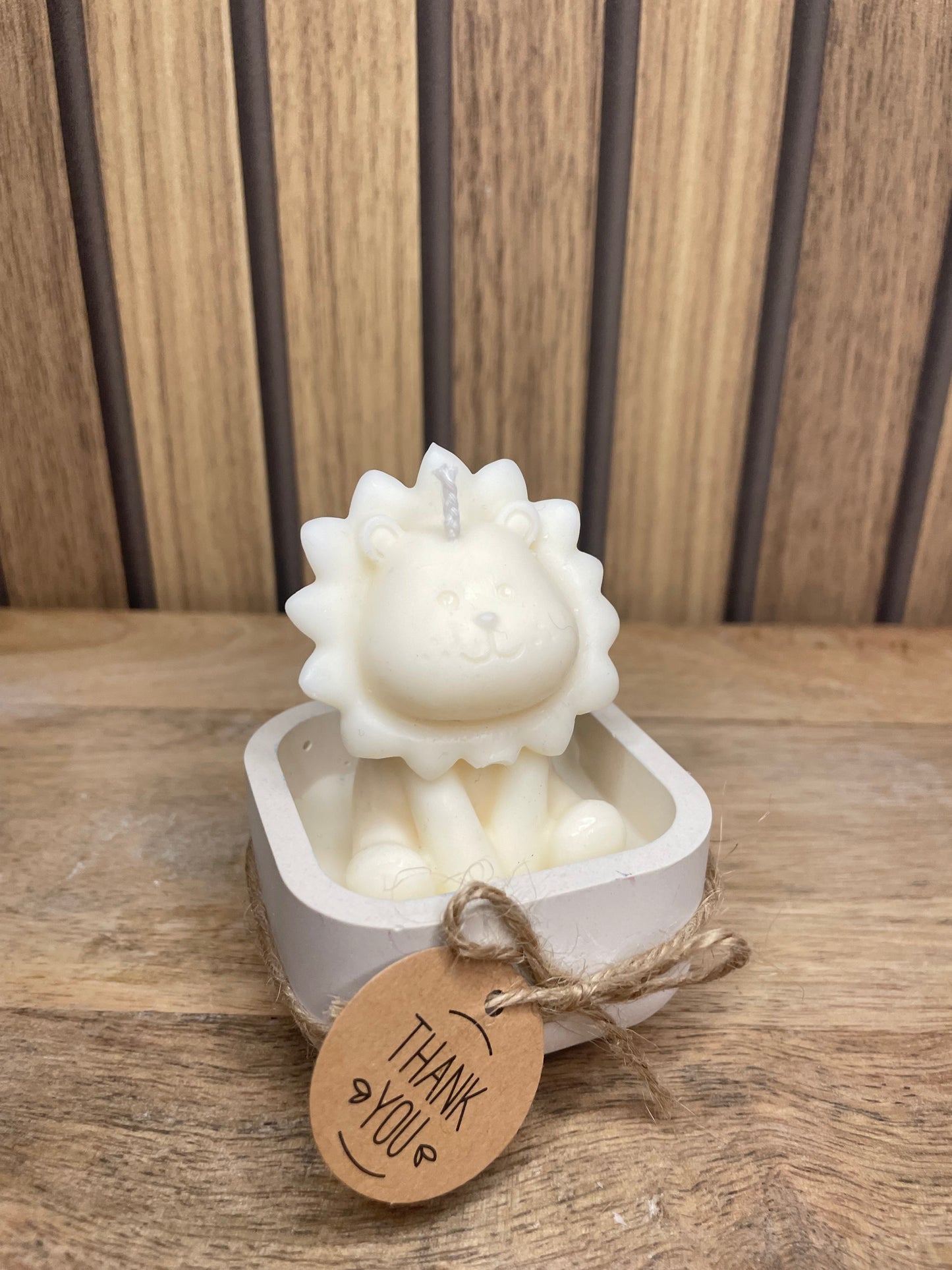 Décoration bougie parfumée lion personnalisable. Cire végétal et fragrances de Grasse. Bougie artisanale. Cadeaux pour événements et cérémonies