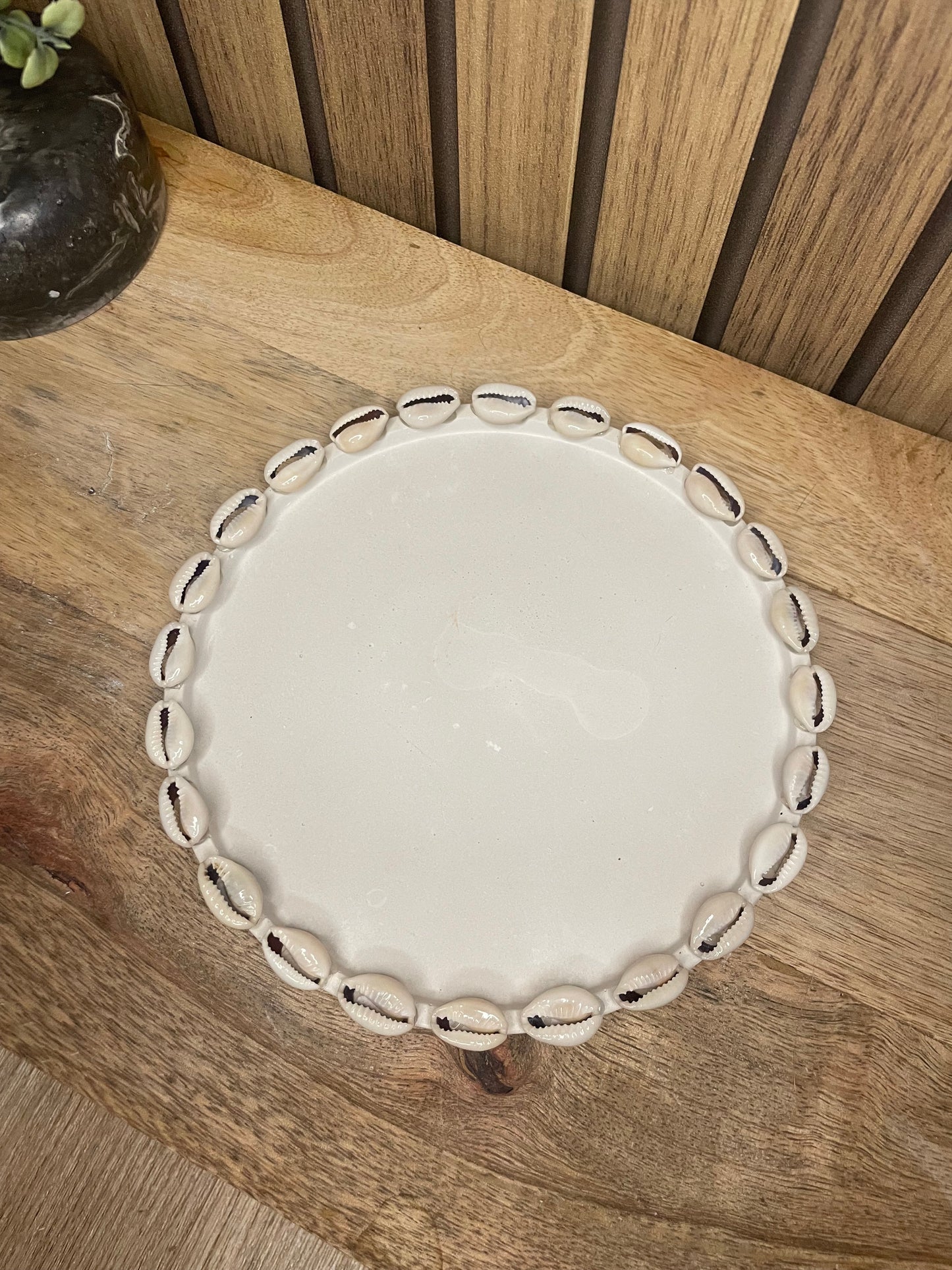 Plateau. Vide poche. Décoration. Plateau rond. Maison. Objets déco. A personnaliser. Tendance. Déposez vos bijoux, vos clés, vos bougies, vase, verres. Maison. Poudre de moulage écologique. Artisan Français. Fait main. Cadeaux. Vous pouvez y faire fondre vos bougies.. coquillages.