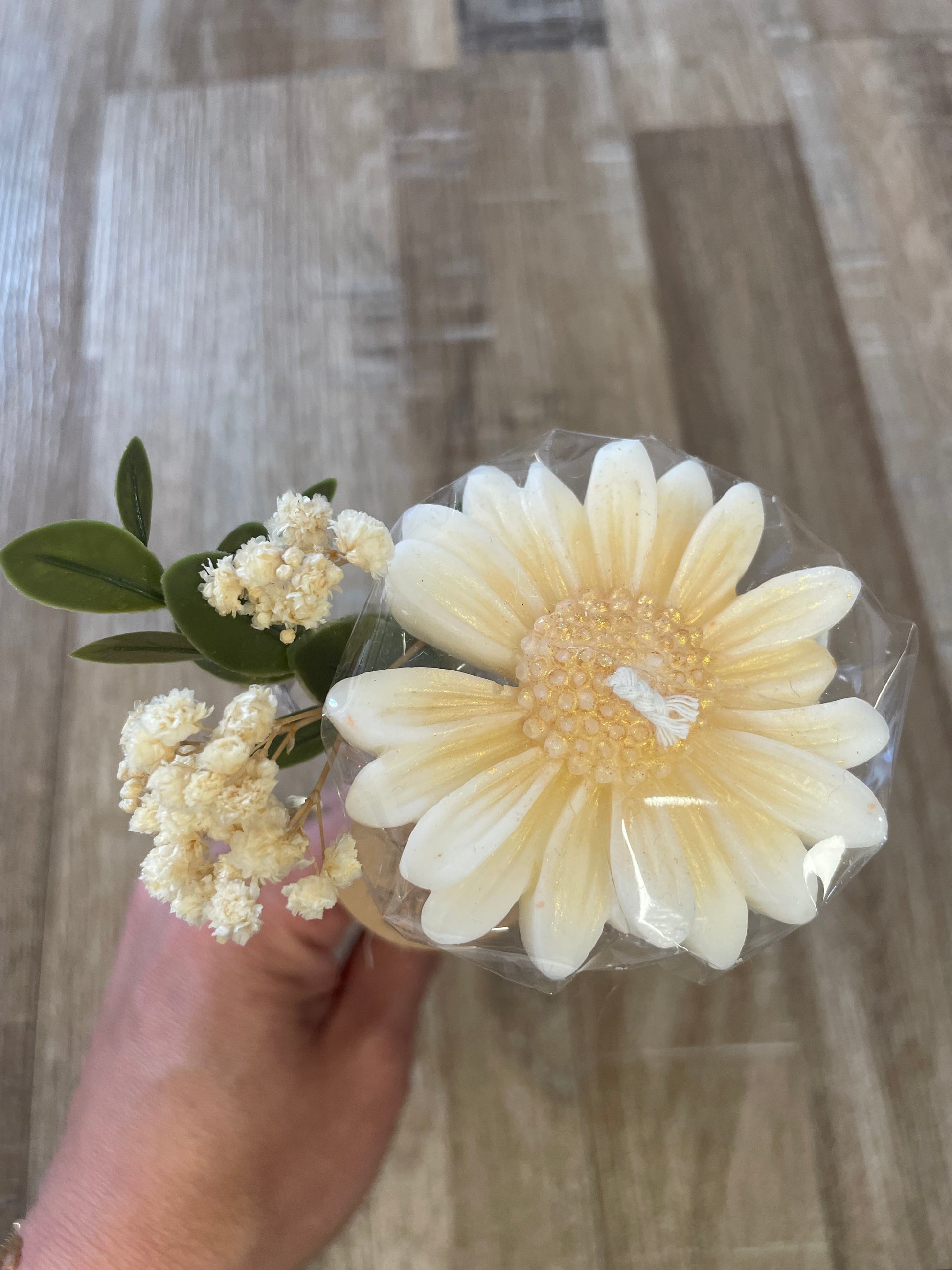 Décoration et cadeau bougie parfumée marguerite à personnaliser. Cire végétal et fragrances de Grasse. Bougie artisanale. Cadeaux invités cérémonies et événements. Mariage baptême anniversaire communion. Plaisir d’offrir