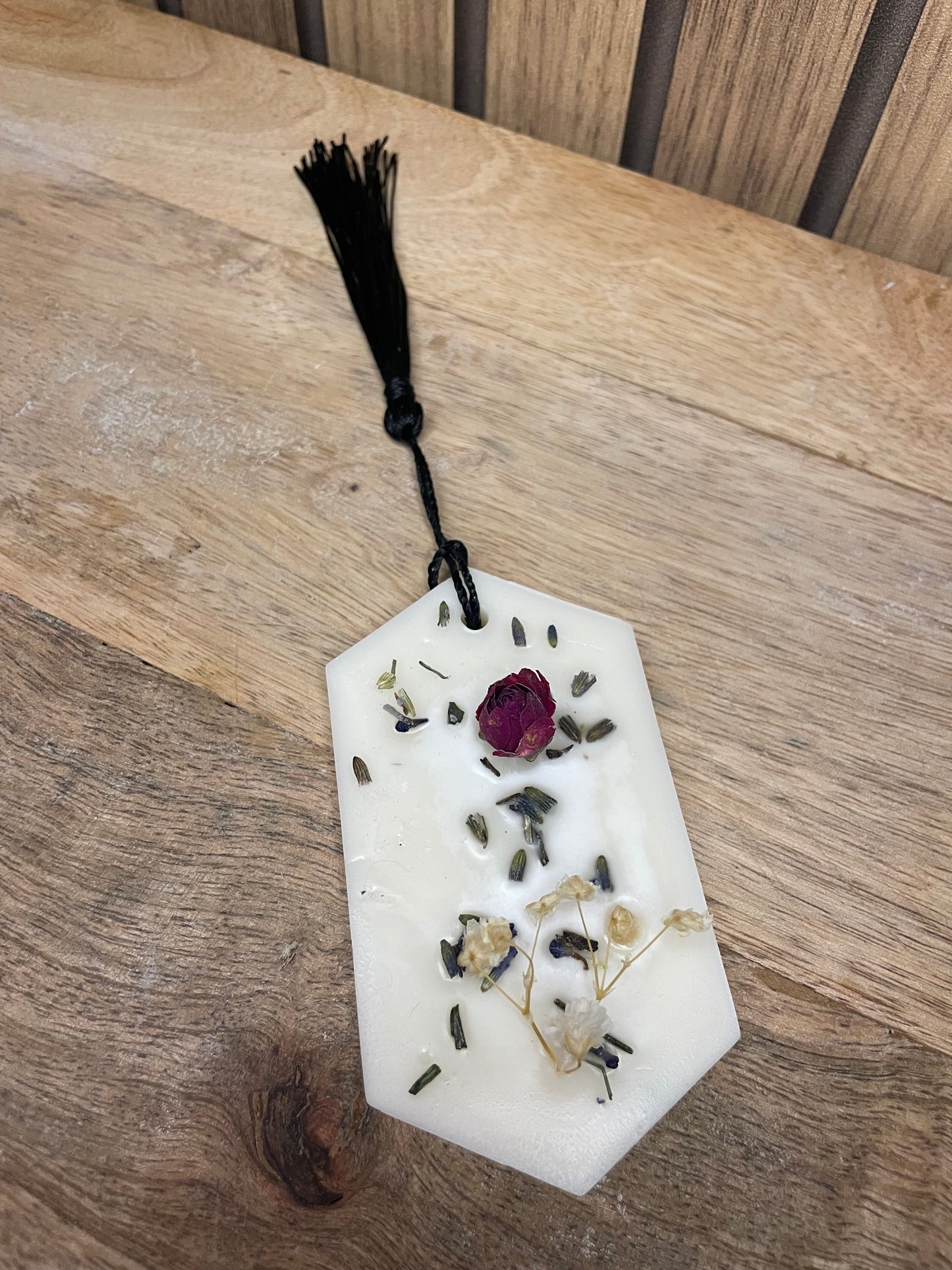 Palet parfumé. Parfum d’intérieur. Parfumer vos vêtements, dressing, commode. A suspendre sur un cintre. Fleurs séchées, cire naturelle et parfum Français provenant de Grasse. Expérience olfactive.