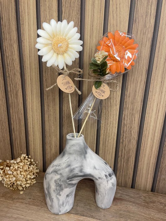 Décoration et cadeau bougie parfumée marguerite à personnaliser. Cire végétal et fragrances de Grasse. Bougie artisanale. Cadeaux invités cérémonies et événements. Mariage baptême anniversaire communion. Plaisir d’offrir