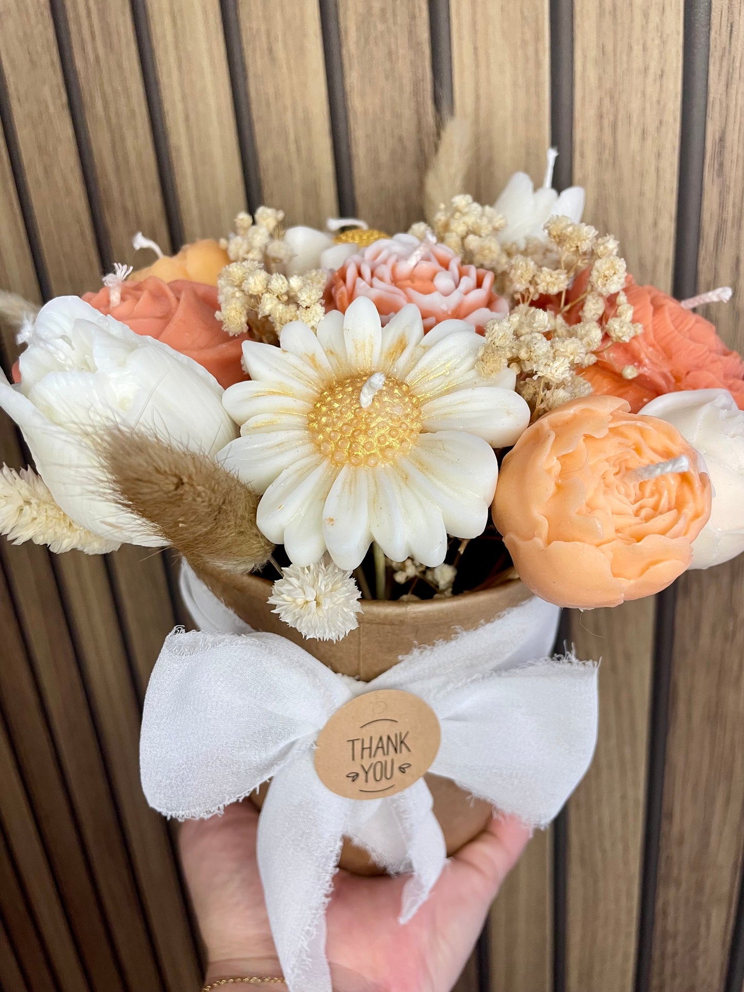 Bouquet de bougies parfumées. Fleurs pivoine rose tulipe marguerite et fleurs séchées. Fabrication artisanale fait main. Cire végétal et parfum de Grasse. Bougie artisanale. Cadeaux fêtes événements et cérémonies. Boîte à fleurs