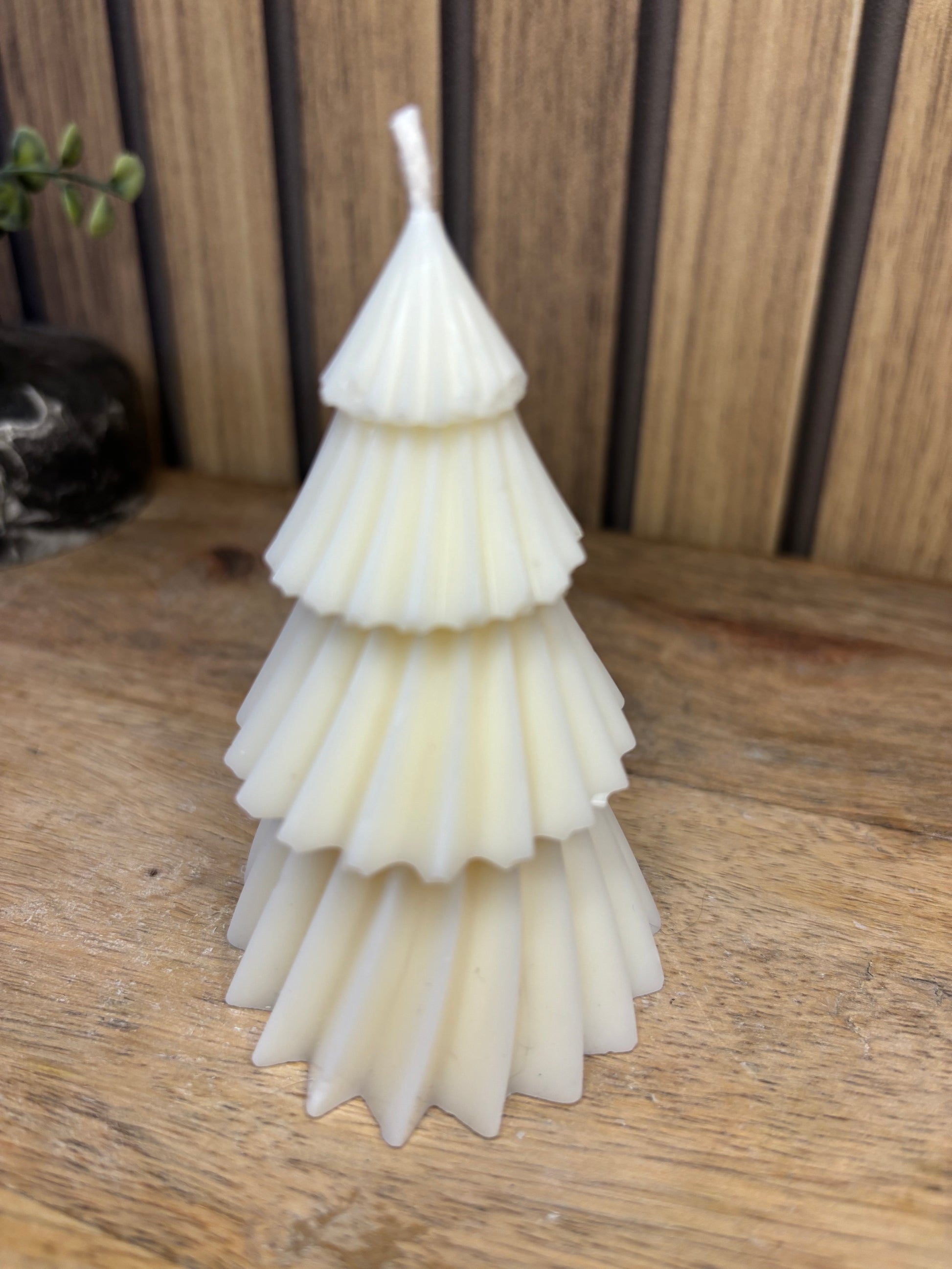 Bougie. Décoration de Noël. Idée cadeau. Sapin. Père Noël. Pomme de pin. Aiguilles de sapin. Baies.  Artisanat. Artisan. Petit créateur.