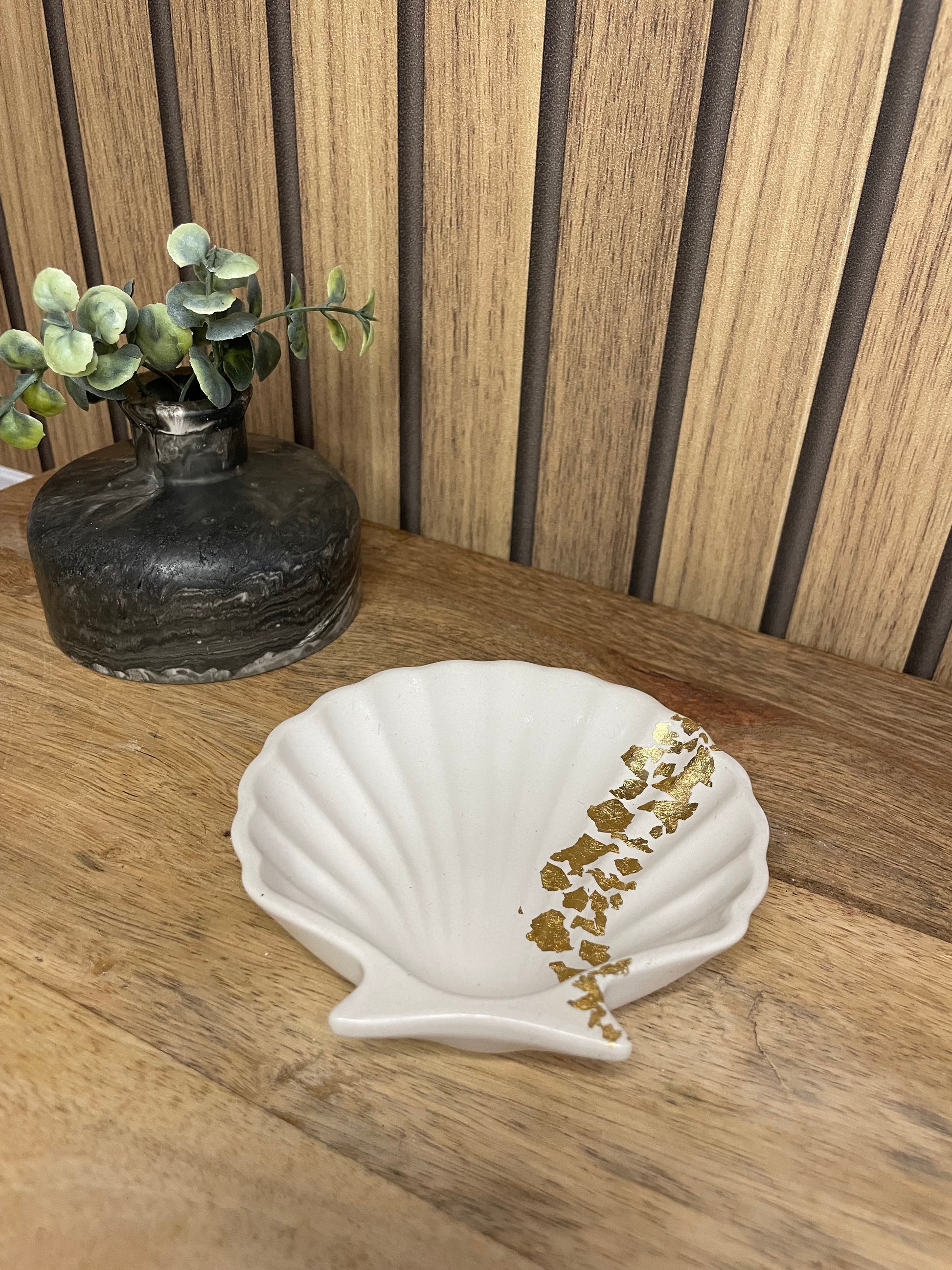 Vide poche coquillage. Coquillages. Déco. Objets déco. A personnaliser. Tendance. Déposez vos bijoux, vos clés, vos pièces de monnaies. Maison. Poudre de moulage écologique. Artisan Français. Fait main. Cadeaux. Vous pouvez y faire fondre vos bougies. Blanc et or