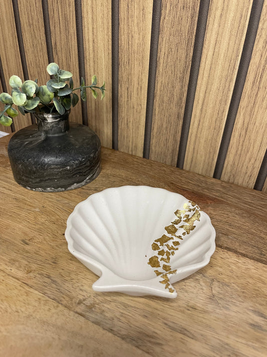 Vide poche coquillage. Coquillages. Déco. Objets déco. A personnaliser. Tendance. Déposez vos bijoux, vos clés, vos pièces de monnaies. Maison. Poudre de moulage écologique. Artisan Français. Fait main. Cadeaux. Vous pouvez y faire fondre vos bougies. Blanc et or