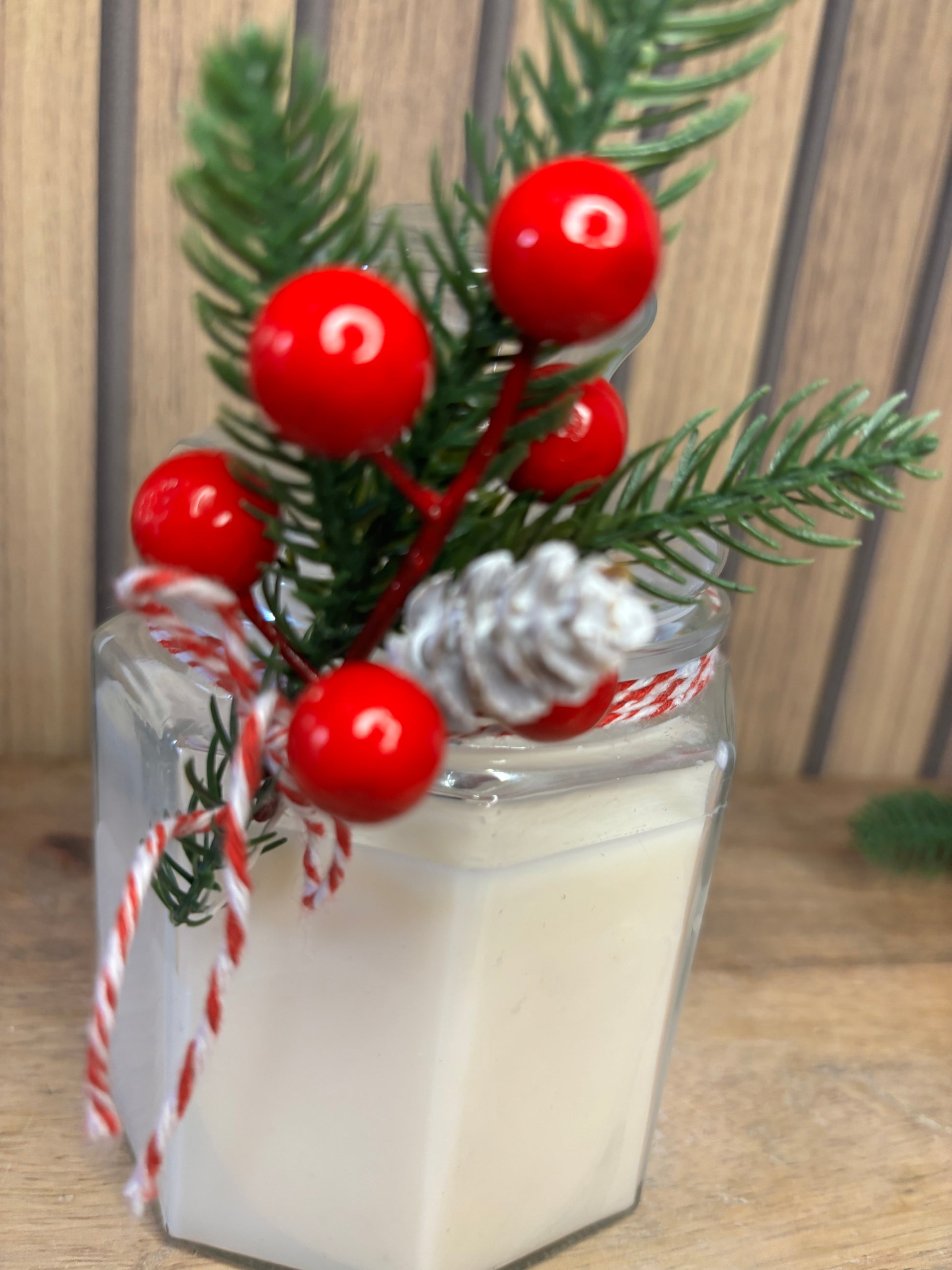 Bougie. Décoration de Noël. Idée cadeau. Sapin. Père Noël. Pomme de pin. Aiguilles de sapin. Baies.  Artisanat. Artisan. Petit créateur.