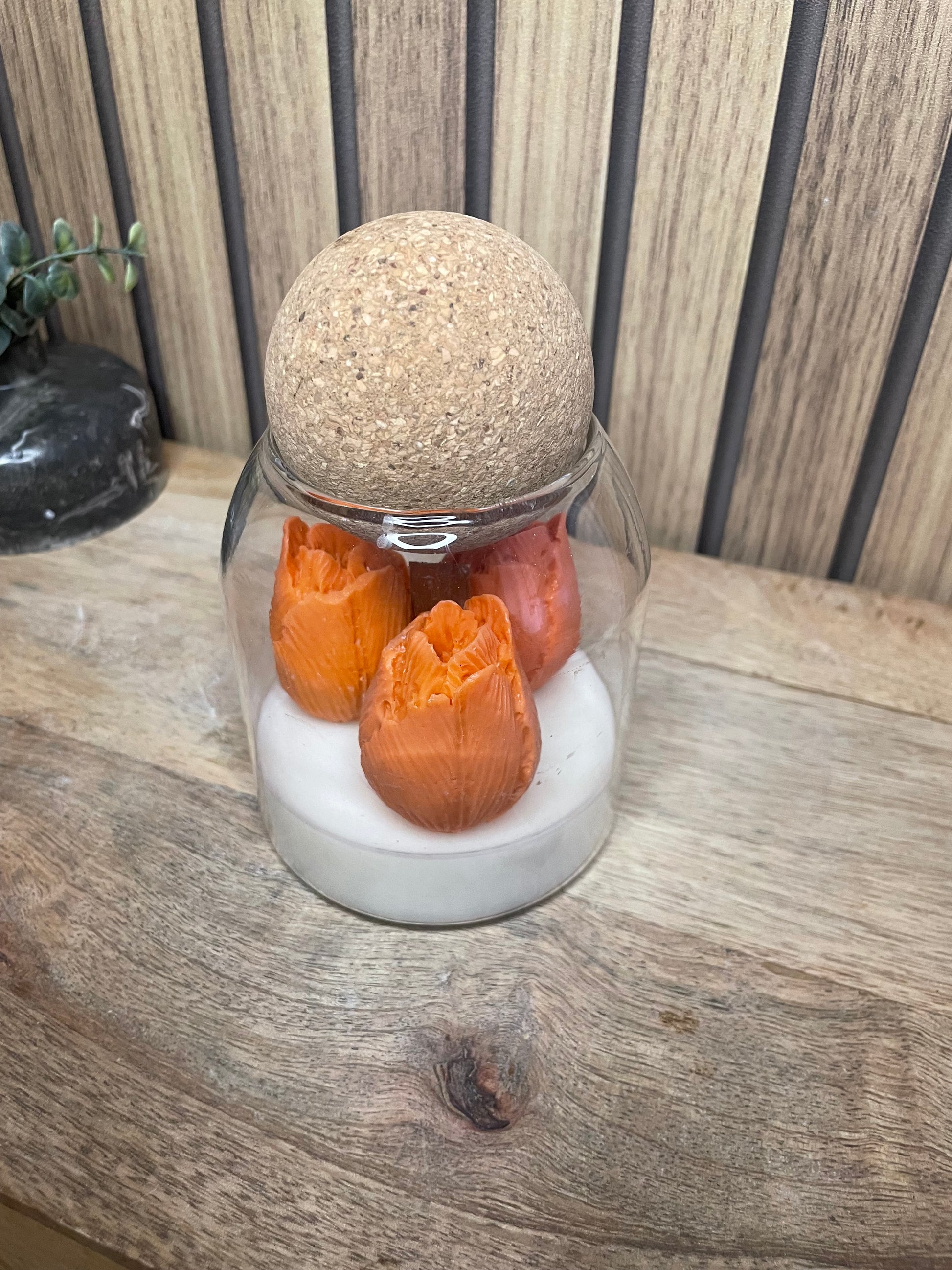 Décoration et cadeau bougie parfumée tulipes à personnaliser. Cire végétal et fragrances de Grasse. Bougie artisanale. Cadeaux, invités, cérémonies et événements. Plaisir d’offrir. Objets déco. Monoï, madeleine pomme d’amour vanille linge propre. Couleurs aux choix
Pot en verre bouchon boule en liège