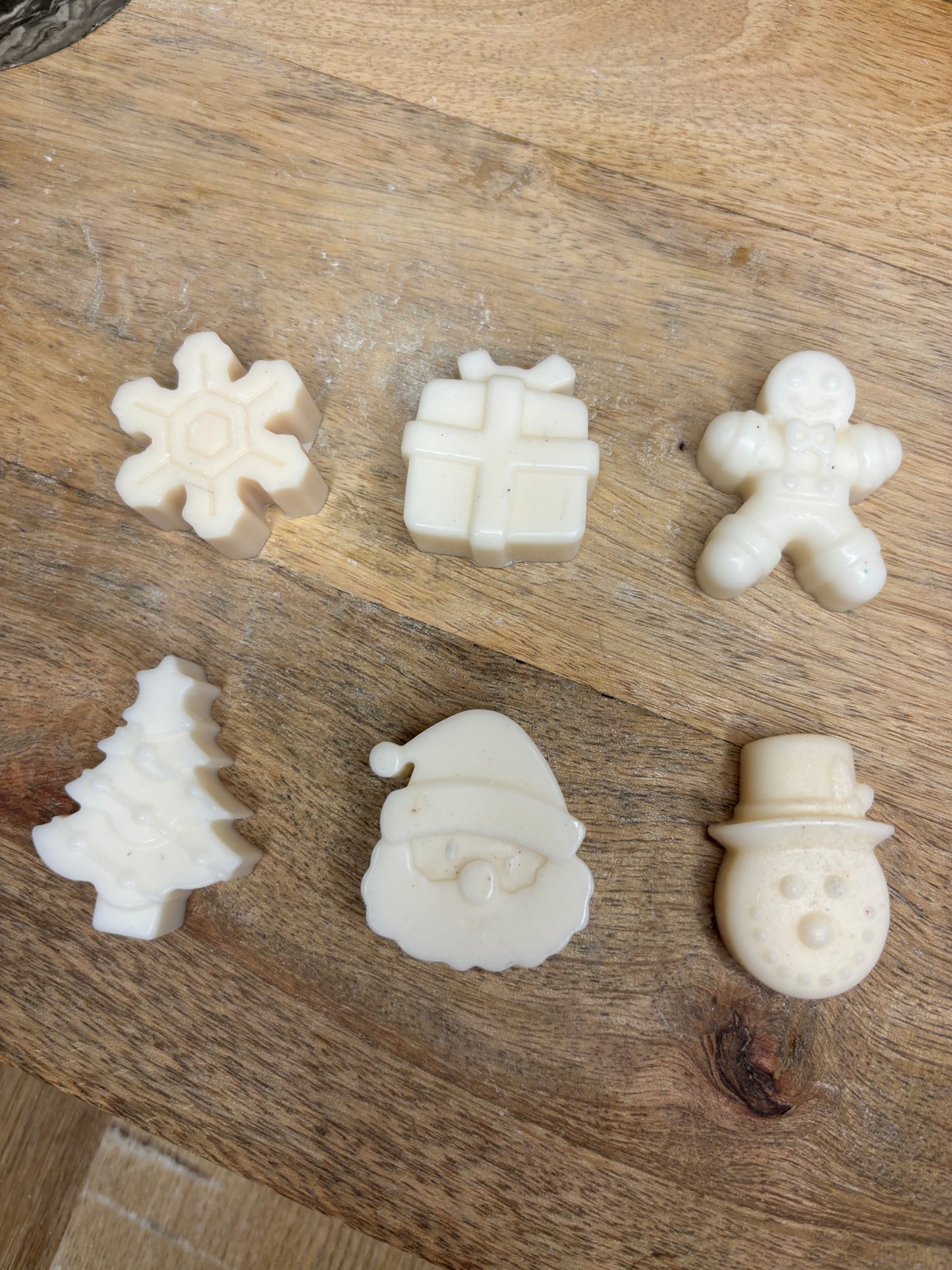 Fondants parfumés. Parfums d’intérieur. Parfumer sa maison. Brûle parfum. Noël. Coffret de Noël. Père Noël. Senteurs vanille, caramel beurre salé, Madeleine, cannelle douce et sucre d’orges. Expérience olfactive. Cire naturelle et parfums Français de Grasse. Produits non nocif pour la santé et l’environnement.