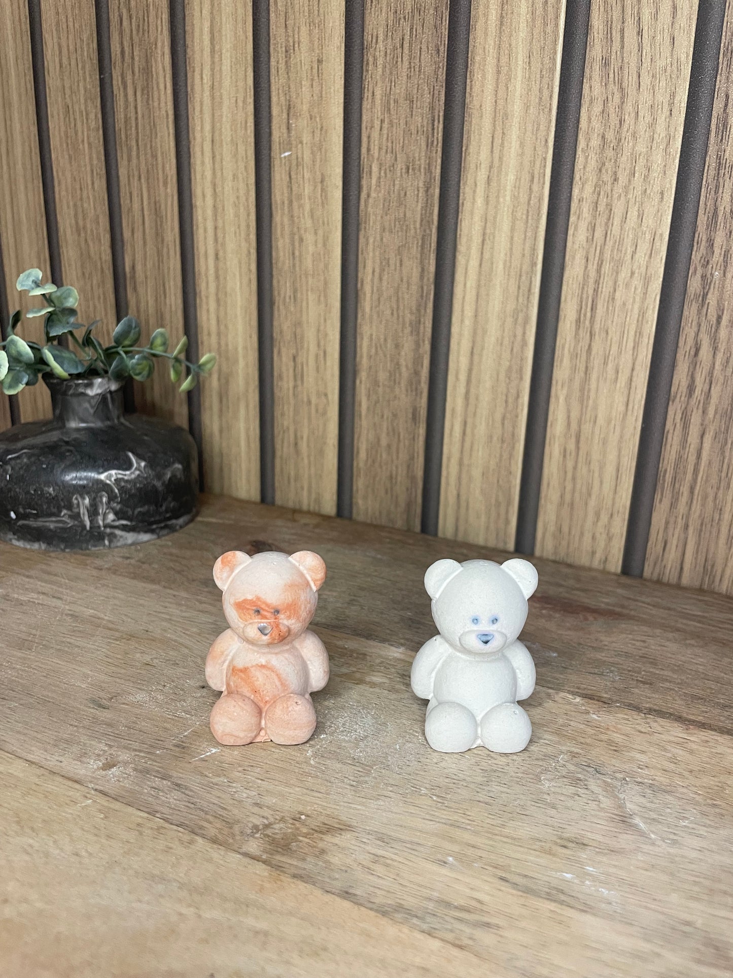 Figurine ourson. Ours. Nounours. Déco. A personnaliser. A offrir. Décoration. Chambre d’enfant. Figurines. Poudre de moulage écologique. Fait main. Artisanat Français. Anniversaire. Plaisir d’offrir. Déco chambre d’enfant. Wedding planner. Organisateur d’événements. Baptême, baby shower.