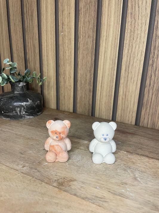 Figurine ourson. Ours. Nounours. Déco. A personnaliser. A offrir. Décoration. Chambre d’enfant. Figurines. Poudre de moulage écologique. Fait main. Artisanat Français. Anniversaire. Plaisir d’offrir. Déco chambre d’enfant. Wedding planner. Organisateur d’événements. Baptême, baby shower.
