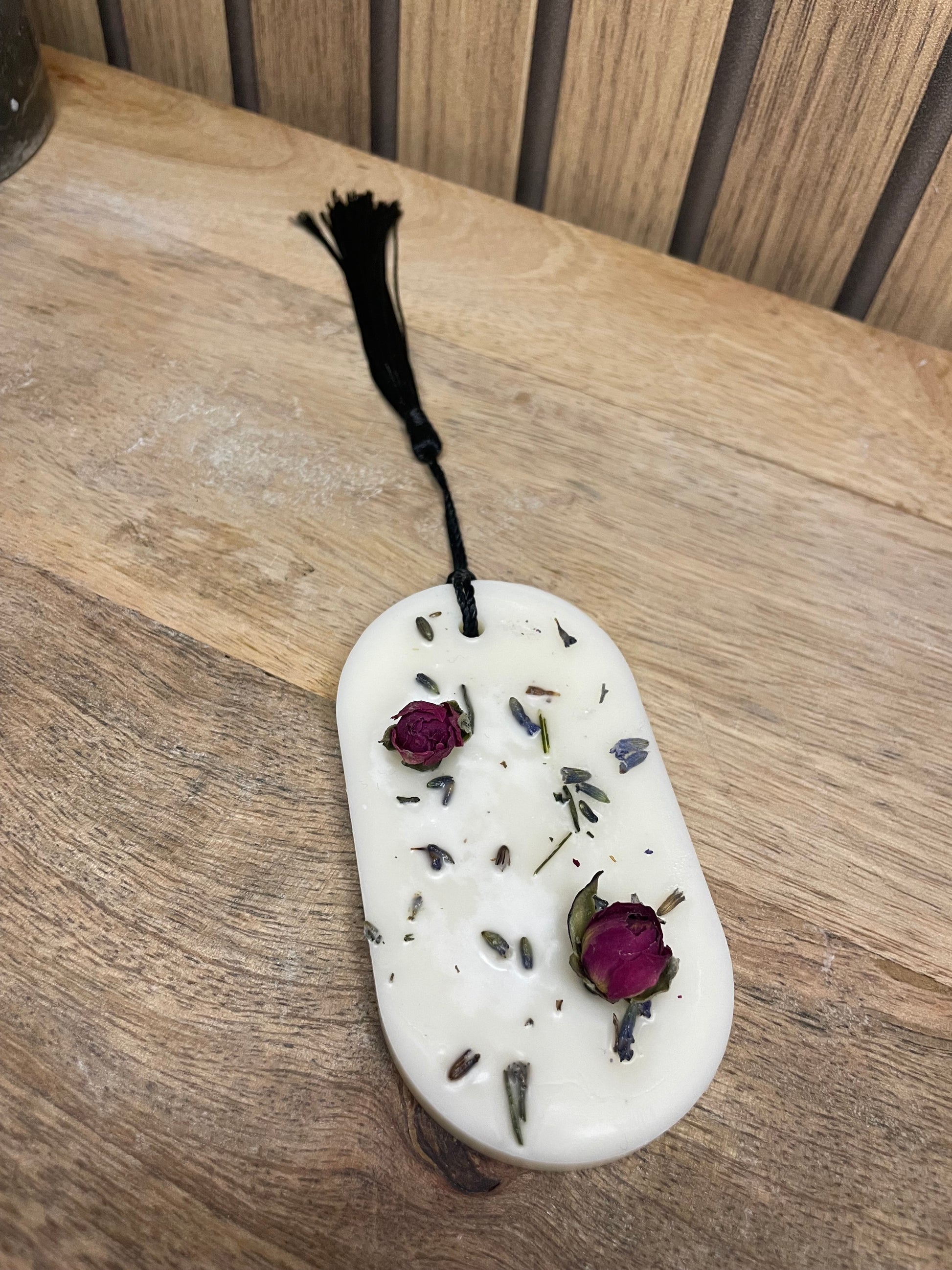 Palet parfumé. Parfum d’intérieur. Parfumer vos vêtements, dressing, commode. A suspendre sur un cintre. Fleurs séchées, cire naturelle et parfum Français provenant de Grasse. Expérience olfactive.
