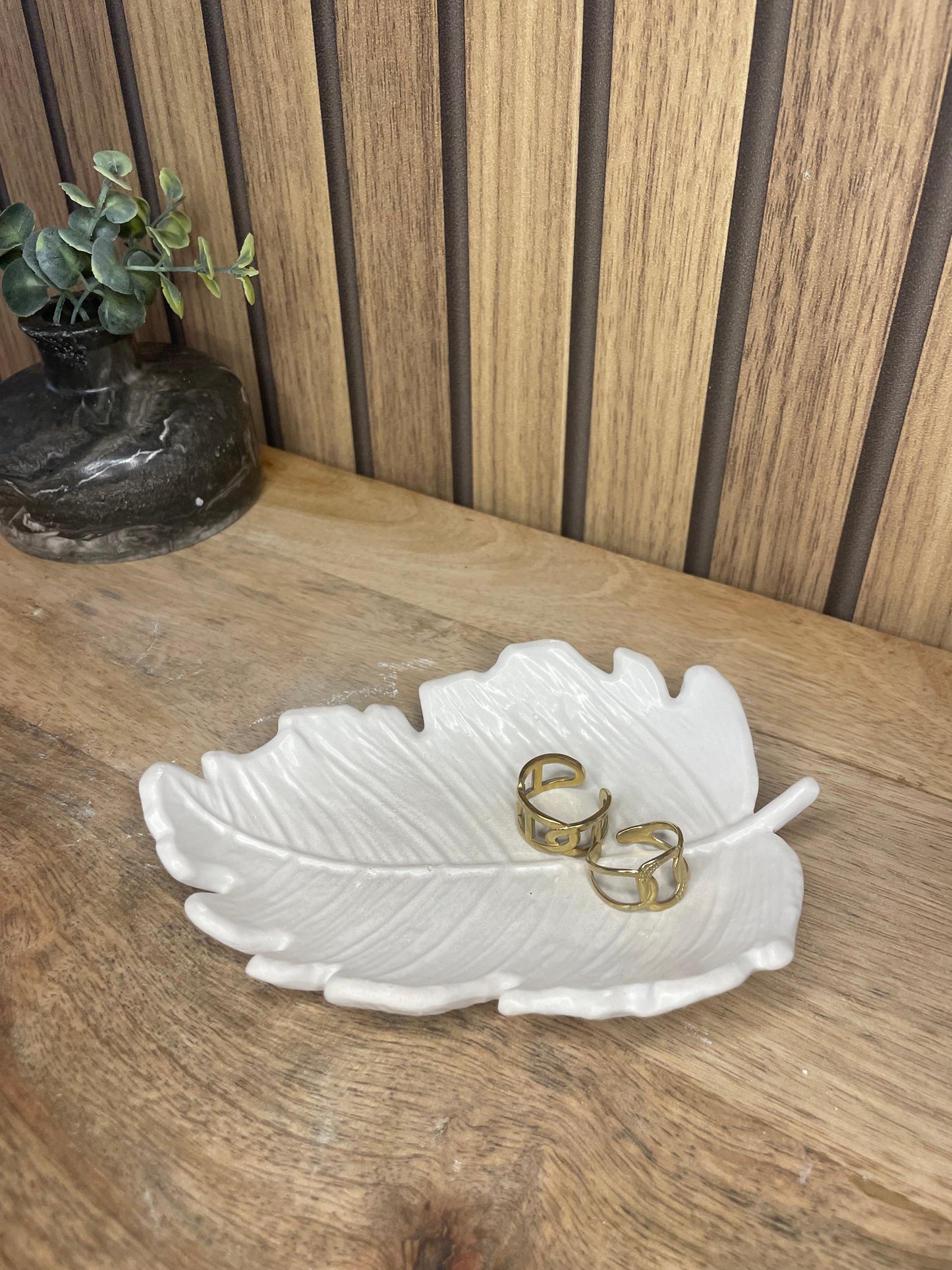 Vide poche feuille. Déco. Objets déco. A personnaliser. Tendance. Déposez vos bijoux, vos clés, vos pièces de monnaies. Maison. Poudre de moulage écologique. Artisan Français. Fait main. Cadeaux.