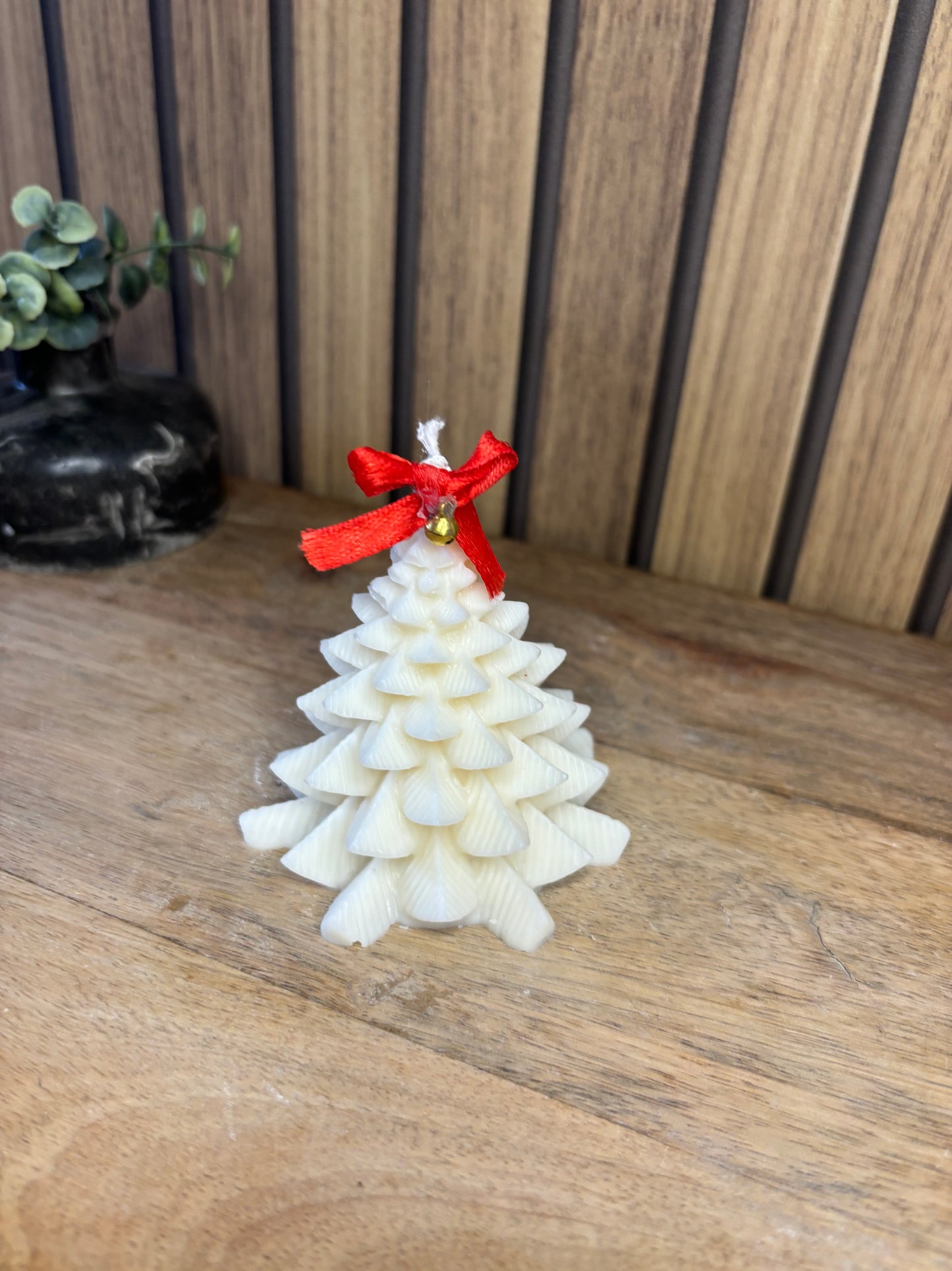Bougie. Décoration de Noël. Idée cadeau. Sapin. Père Noël. Pomme de pin. Aiguilles de sapin. Baies. Artisanat. Artisan. Petit créateur.