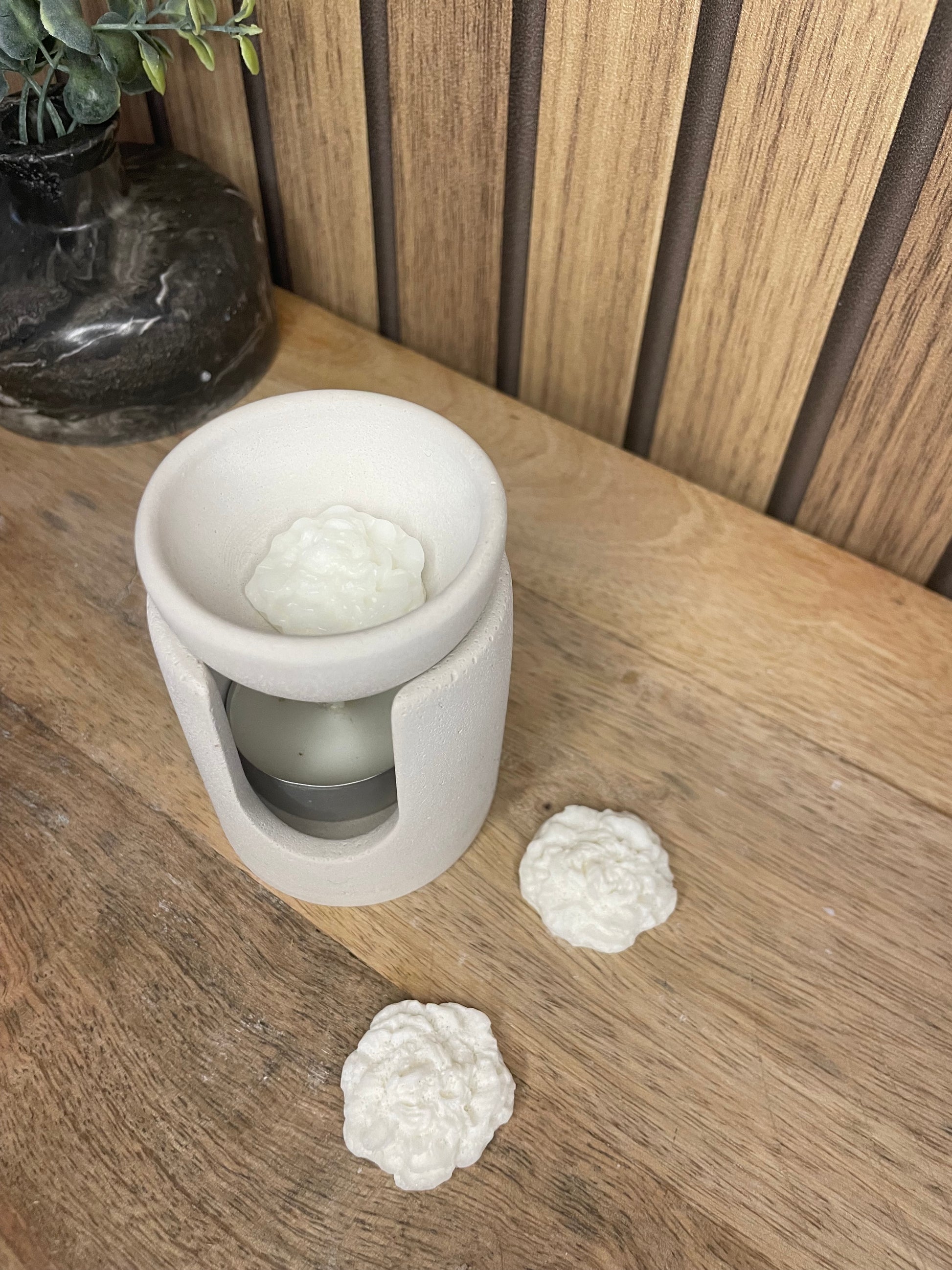 Fondants parfumés. Parfums d’intérieur. Parfumer sa maison. Brûle parfum. Senteurs vanille, monoï, linge propre, madeleine et pomme d’amour. Expérience olfactive. Cire naturelle et parfums Français de Grasse. Produits non nocif pour la santé et l’environnement. Pivoines.
