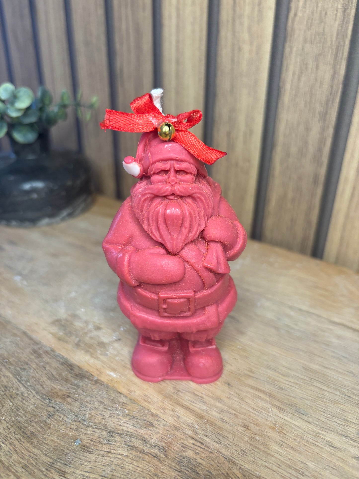 Bougie. Décoration de Noël. Idée cadeau. Sapin. Père Noël. Pomme de pin. Aiguilles de sapin. Baies.  Artisanat. Artisan. Petit créateur. Rouge. Noeud rouge.