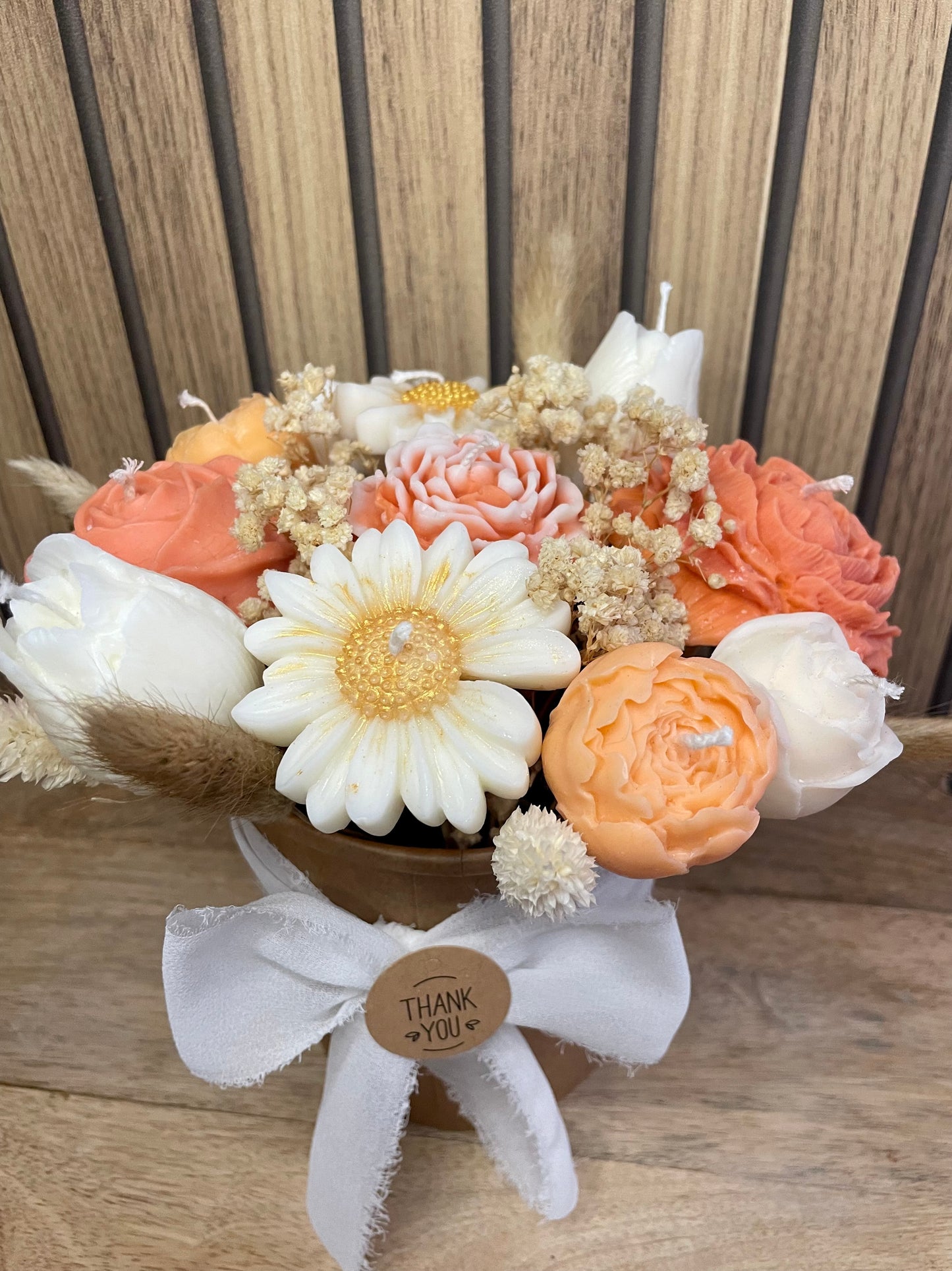 Bouquet de bougies parfumées. Fleurs pivoine rose tulipe marguerite et fleurs séchées. Fabrication artisanale fait main. Cire végétal et parfum de Grasse. Bougie artisanale. Cadeaux fêtes événements et cérémonies. Boîte à fleurs