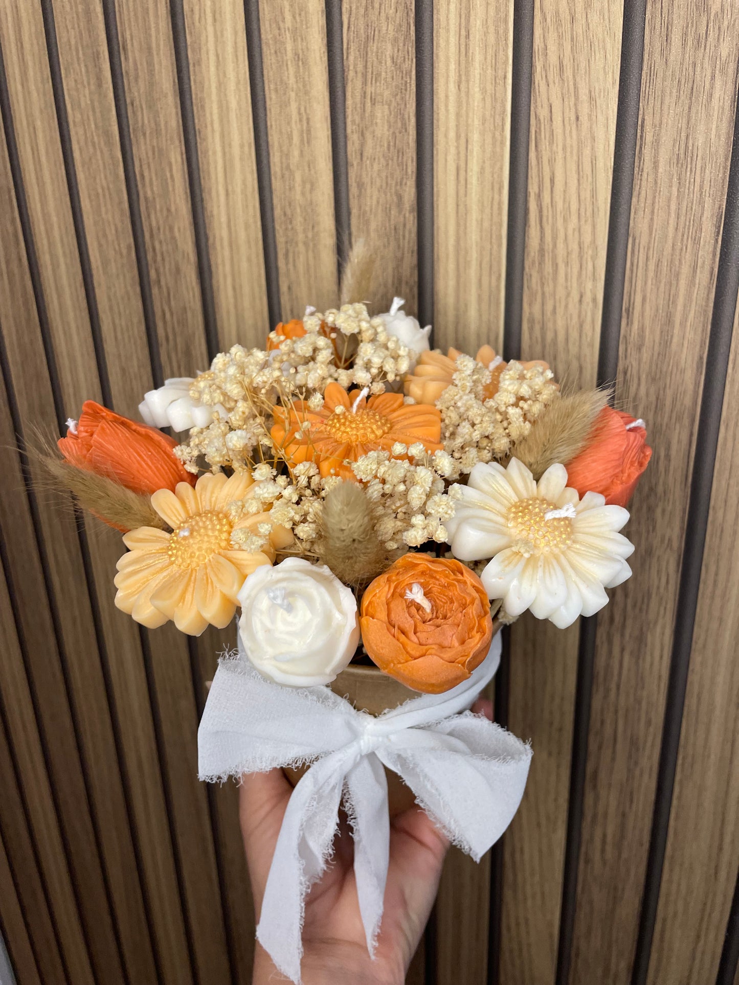 Bouquet de bougies parfumées. Fleurs pivoine rose tulipe marguerite et fleurs séchées. Fabrication artisanale fait main. Cire végétal et parfum de Grasse. Bougie artisanale. Cadeaux fêtes événements et cérémonies. Boîte à fleurs. Anniversaire baptême communion plaisir d’offrir