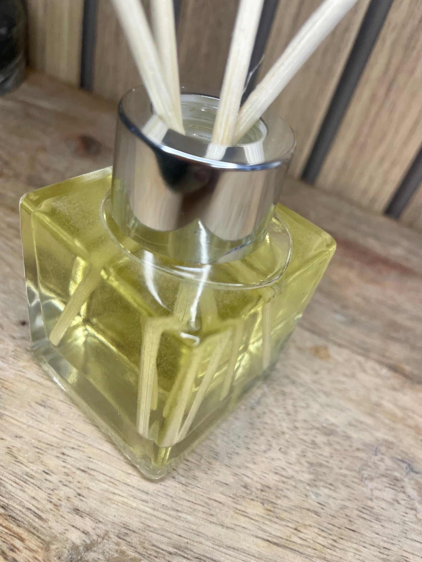 Diffuseur de parfum. Bouquet parfumé. Parfum d’intérieur. Maison. Déco. Senteur. Monoi. Vanille. Fragrance. Sans alcool. Artisanat Français. Fait main.
Coffret diffuseur parfum. Recharge contenant en verre. Parfum à personnaliser.