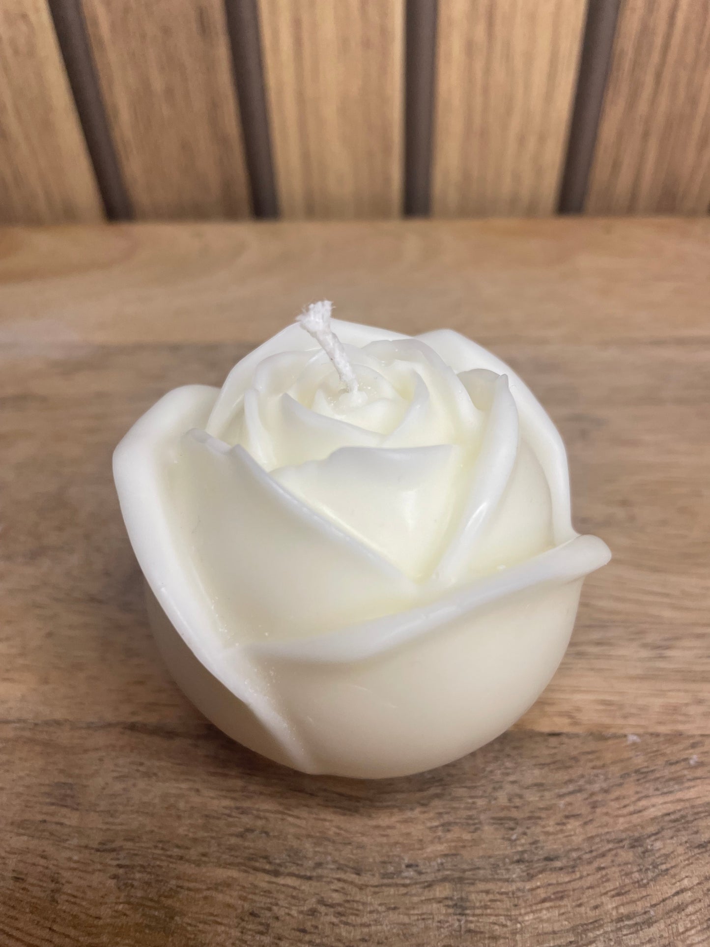 Décoration bougie parfumée en forme de roses avec fleurs séchées personnalisable. Cire végétal et fragrances de Grasse. Bougie artisanale. Cadeaux pour événements et cérémonies