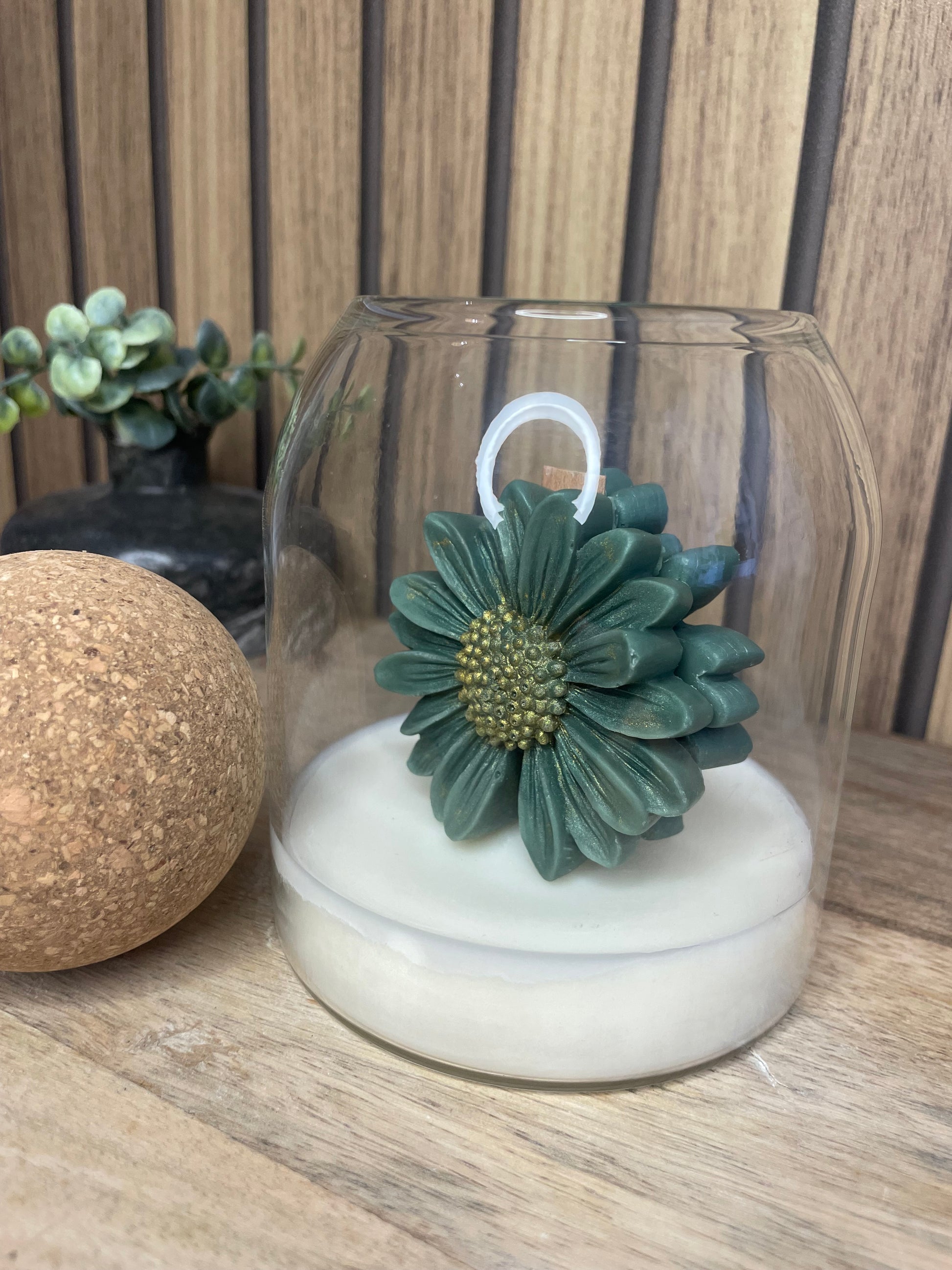 Décoration et cadeau bougie parfumée à personnaliser. Cire végétal et fragrances de Grasse. Bougie artisanale. Cadeaux, invités, 
cérémonies et événements. Plaisir d’offrir. Objets déco. Monoï, madeleine pomme d’amour vanille linge propre. Couleurs aux choix. Marguerites 
Pot en verre avec bouchon liège rond