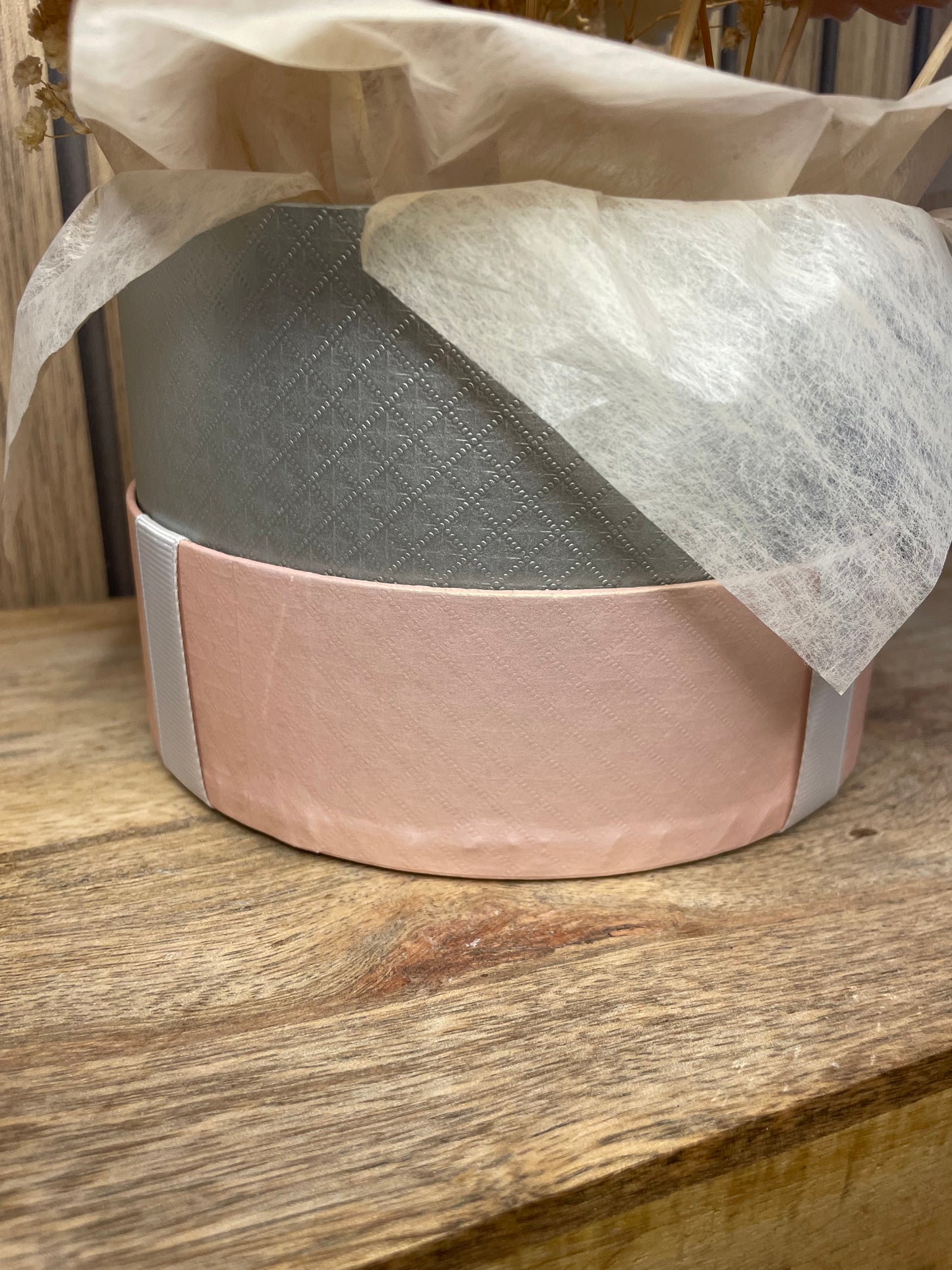 Bouquet de bougies parfumées. Fleurs marguerites et fleurs séchées. Fabrication artisanale fait main. Cire végétal et parfum de Grasse. Bougie artisanale. Cadeaux fêtes événements et cérémonies. Boîte à fleurs. Anniversaire baptême communion plaisir d’offrir. Boîte cadeaux. Fête des mères, saint Valentin.