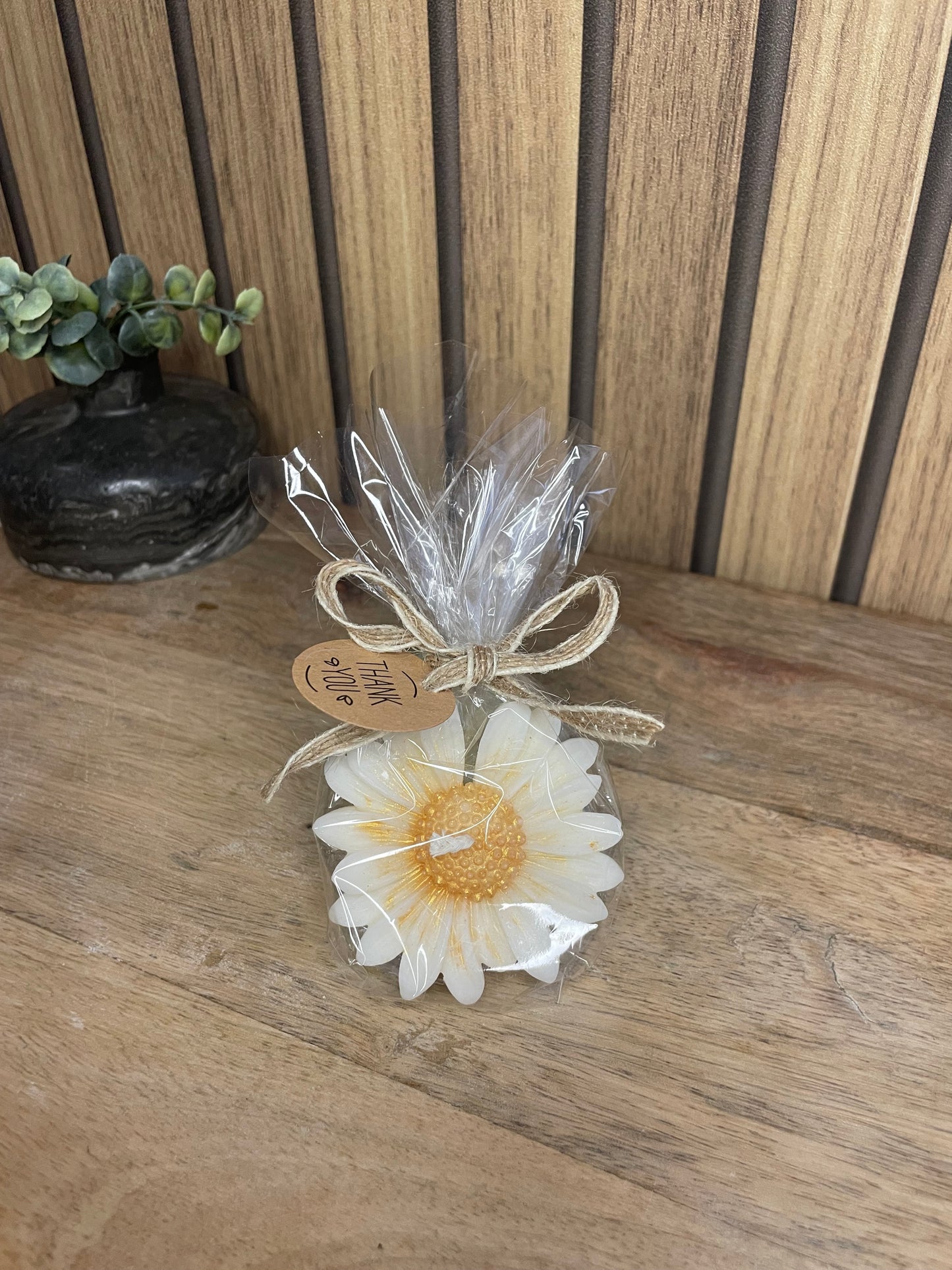 Décoration et cadeau bougie marguerite parfumée à personnaliser. Cire végétal et fragrances de Grasse. Bougie artisanale. Cadeaux invités cérémonies et événements. Mariage baptême anniversaire communion. Plaisir d’offrir événement cérémonie cadeaux invités fleurs séchées