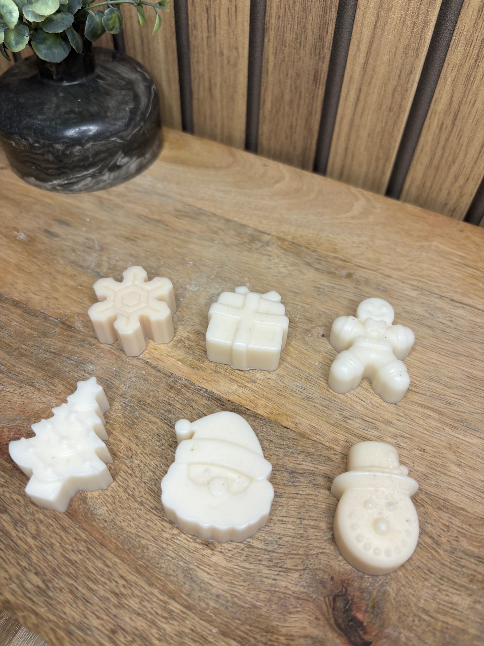 Fondants parfumés. Parfums d’intérieur. Parfumer sa maison. Brûle parfum. Noël. Coffret de Noël. Père Noël. Senteurs vanille,  caramel beurre salé, Madeleine, cannelle douce et sucre d’orges. Expérience olfactive. Cire naturelle et parfums Français de Grasse. Produits non nocif pour la santé et l’environnement.