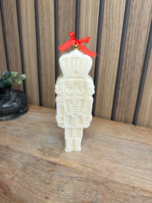 Bougie. Décoration de Noël. Idée cadeau. Déco de table. Fête de Noël. Père Noël. Bonhomme pain d’épice. Artisanat. Fait main. Cire de soja. Catalogue de jouets. Sapin. Soldat Casse Noisette.