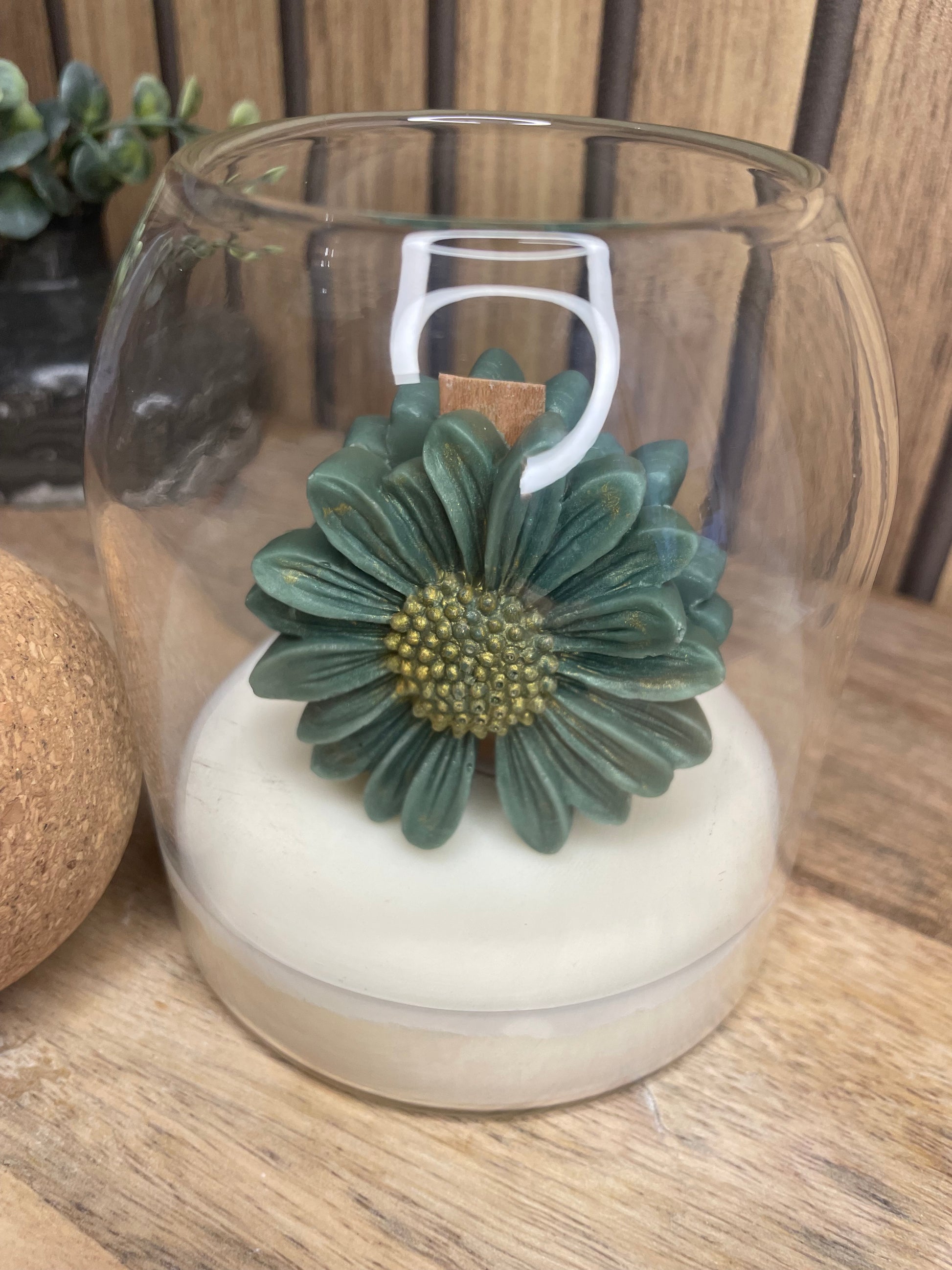 Décoration et cadeau bougie parfumée à personnaliser. Cire végétal et fragrances de Grasse. Bougie artisanale. Cadeaux, invités, 
cérémonies et événements. Plaisir d’offrir. Objets déco. Monoï, madeleine pomme d’amour vanille linge propre. Couleurs aux choix. Marguerites 
Pot en verre avec bouchon liège rond