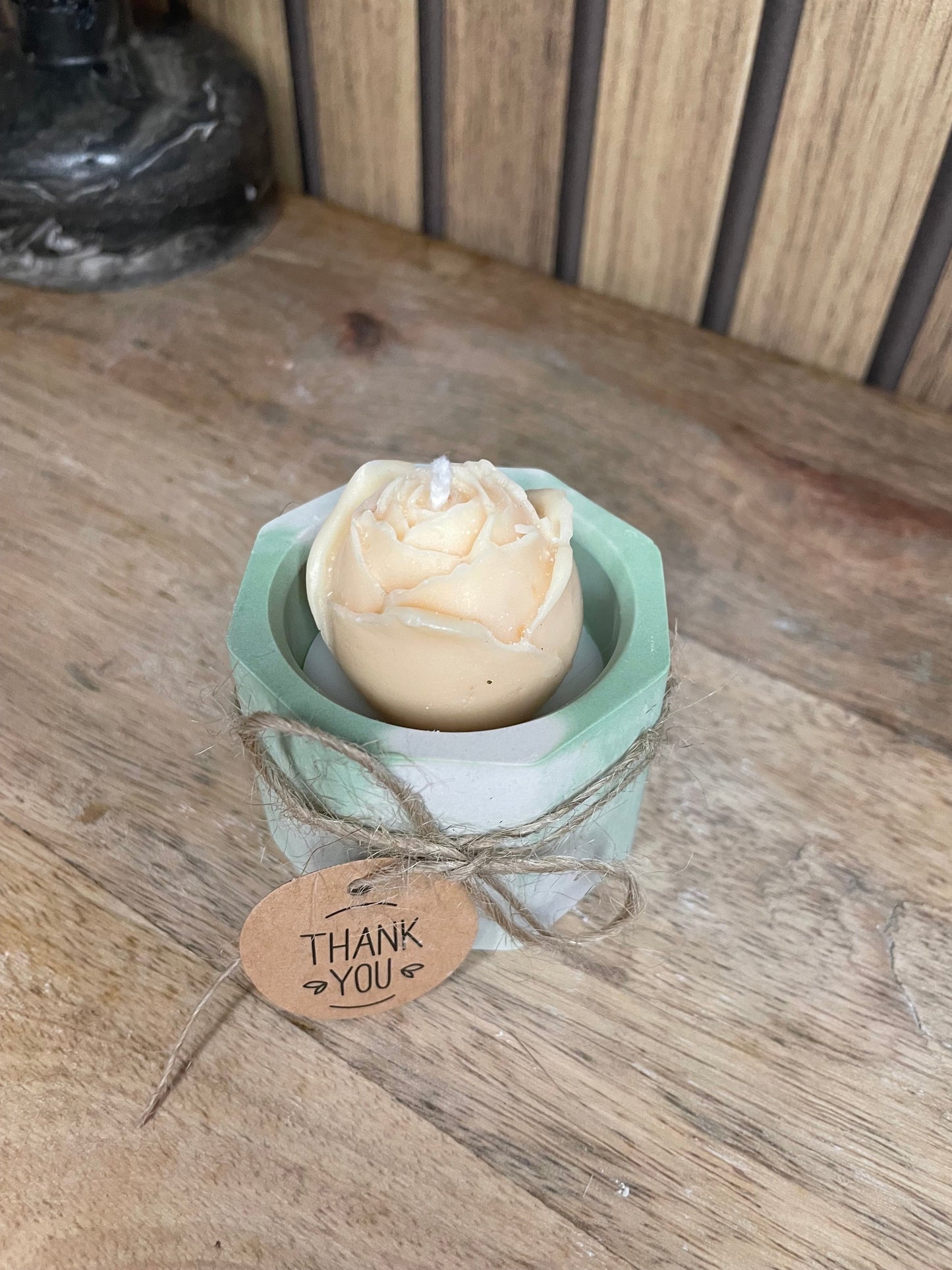 Décoration bougie parfumée rose personnalisable pour cadeaux événements et cérémonies
