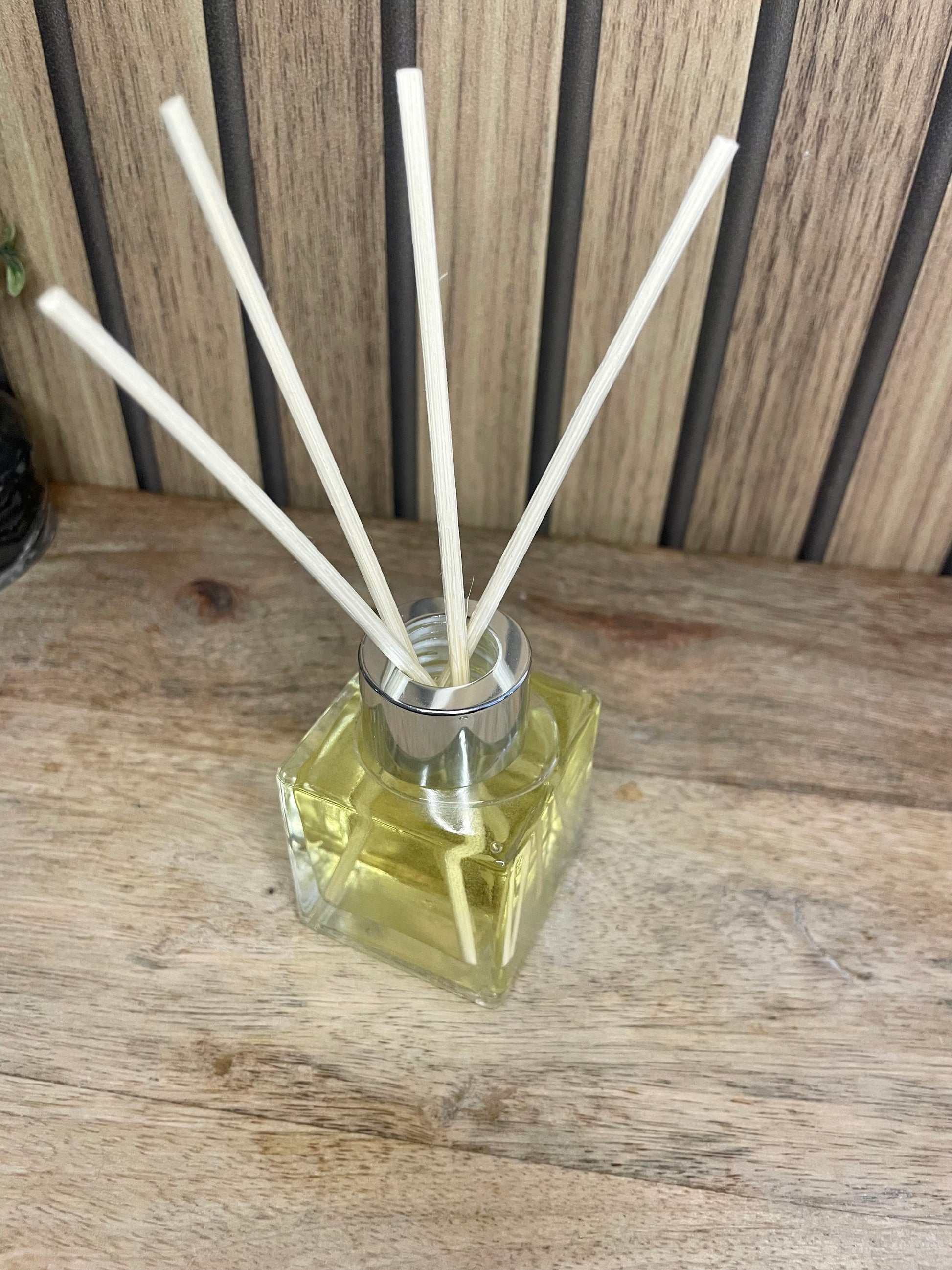 Diffuseur de parfum. Bouquet parfumé. Parfum d’intérieur. Maison. Déco. Senteur. Monoi. Vanille. Fragrance. Sans alcool. Artisanat Français. Fait main.
