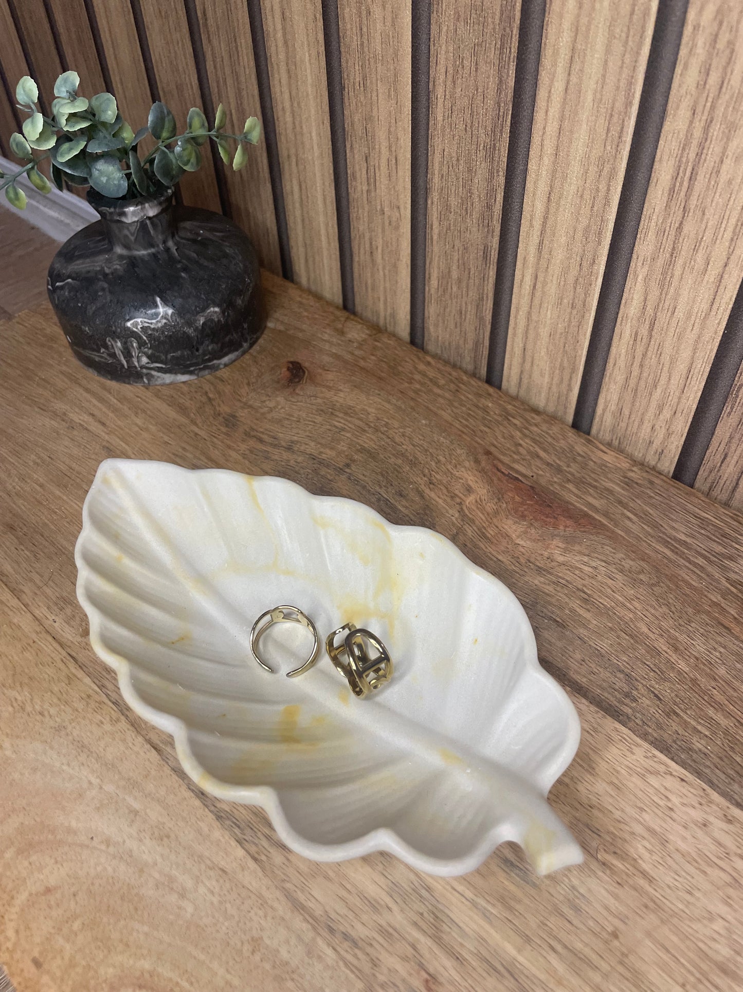 Vide poche feuille. Déco. Objets déco. A personnaliser. Tendance. Déposez vos bijoux, vos clés, vos pièces de monnaies. Maison. Poudre de moulage écologique. Artisan Français. Fait main. Cadeaux. Vous pouvez y faire fondre vos bougies.