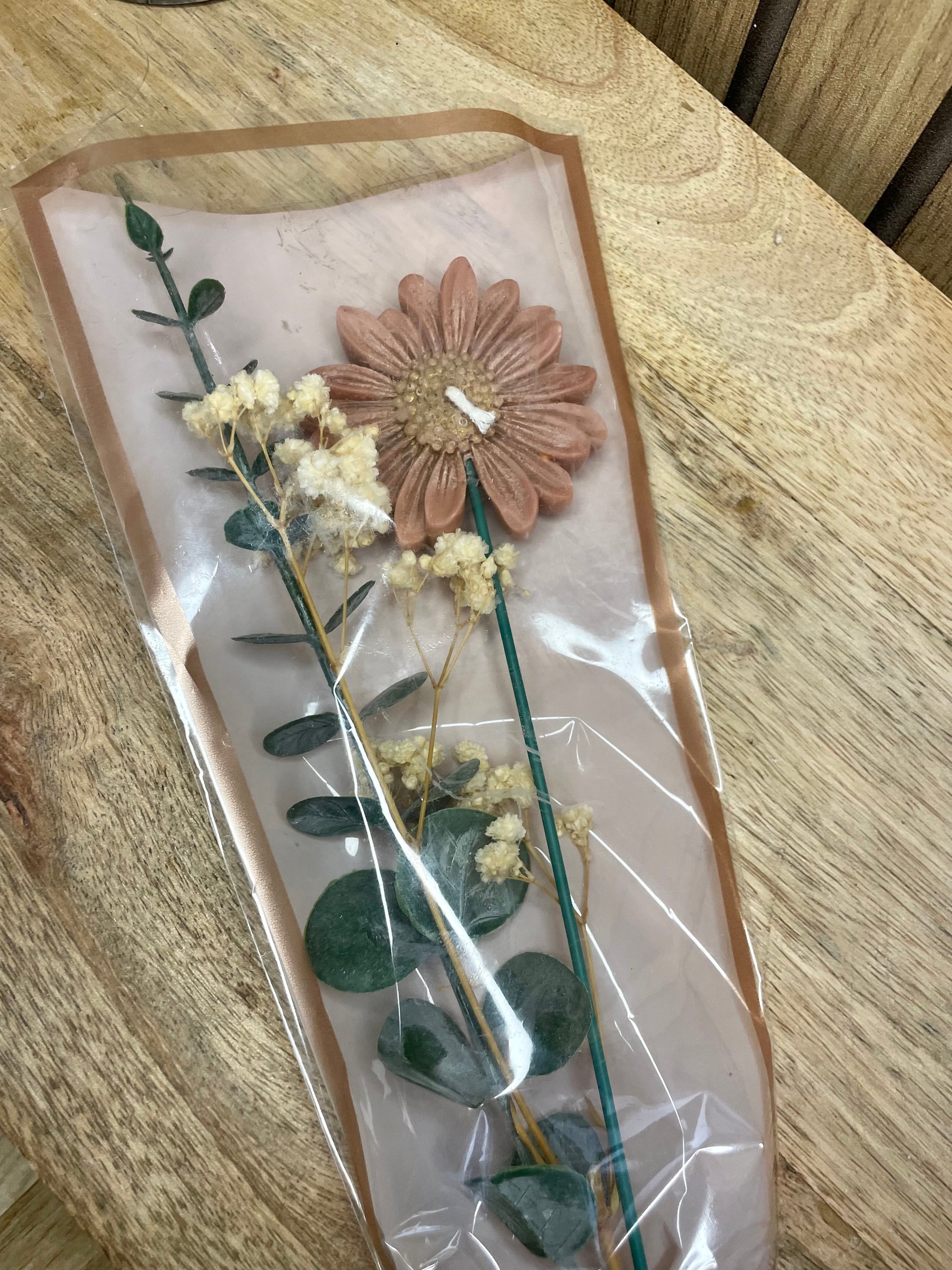Bouquet de bougies parfumées. Fleurs marguerites et fleurs séchées. Fabrication artisanale fait main. Cire végétal et parfum de Grasse. Bougie artisanale. Cadeaux fêtes événements et cérémonies. Boîte à fleurs. Anniversaire baptême communion plaisir d’offrir. Boîte cadeaux. Fête des mères, saint Valentin.