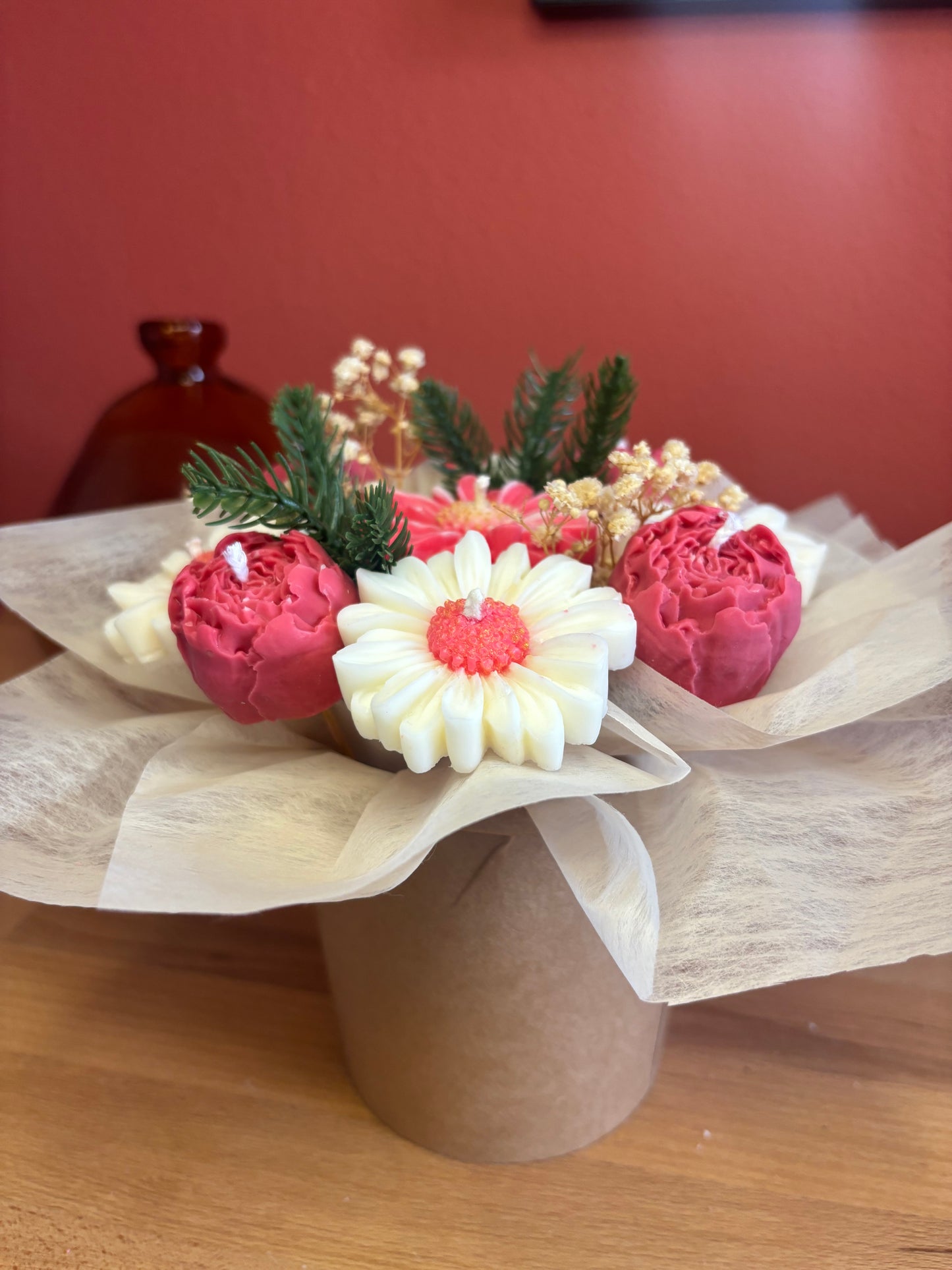 Bouquet. Fleur. Pivoine. Marguerite. Bougie parfumée. Déco. Sucre d’orge.
Bougie. Décoration de Noël. Idée cadeau. Sapin. Père Noël. Pomme de pin. Aiguilles de sapin. Baies. Artisanat. Artisan. Petit créateur. Rouge. Vert. Blanc