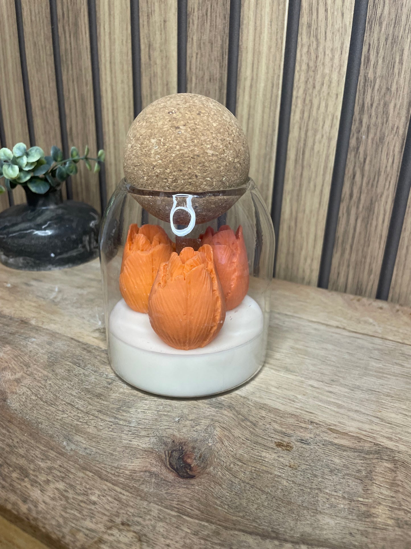 Décoration et cadeau bougie parfumée tulipes à personnaliser. Cire végétal et fragrances de Grasse. Bougie artisanale. Cadeaux, invités, cérémonies et événements. Plaisir d’offrir. Objets déco. Monoï, madeleine pomme d’amour vanille linge propre. Couleurs aux choix
Pot en verre bouchon en liège boule