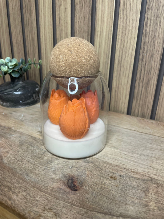 Décoration et cadeau bougie parfumée tulipes à personnaliser. Cire végétal et fragrances de Grasse. Bougie artisanale. Cadeaux, invités, cérémonies et événements. Plaisir d’offrir. Objets déco. Monoï, madeleine pomme d’amour vanille linge propre. Couleurs aux choix
Pot en verre bouchon en liège boule