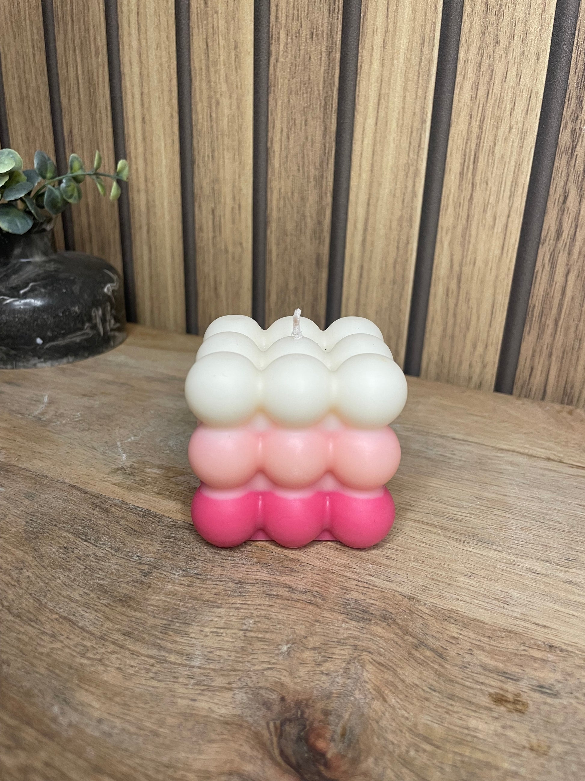 Bougie parfumée Bubble tricolore rose personnalisable. Cire végétal et parfum de Grasse. Bougie artisanale fait main.
