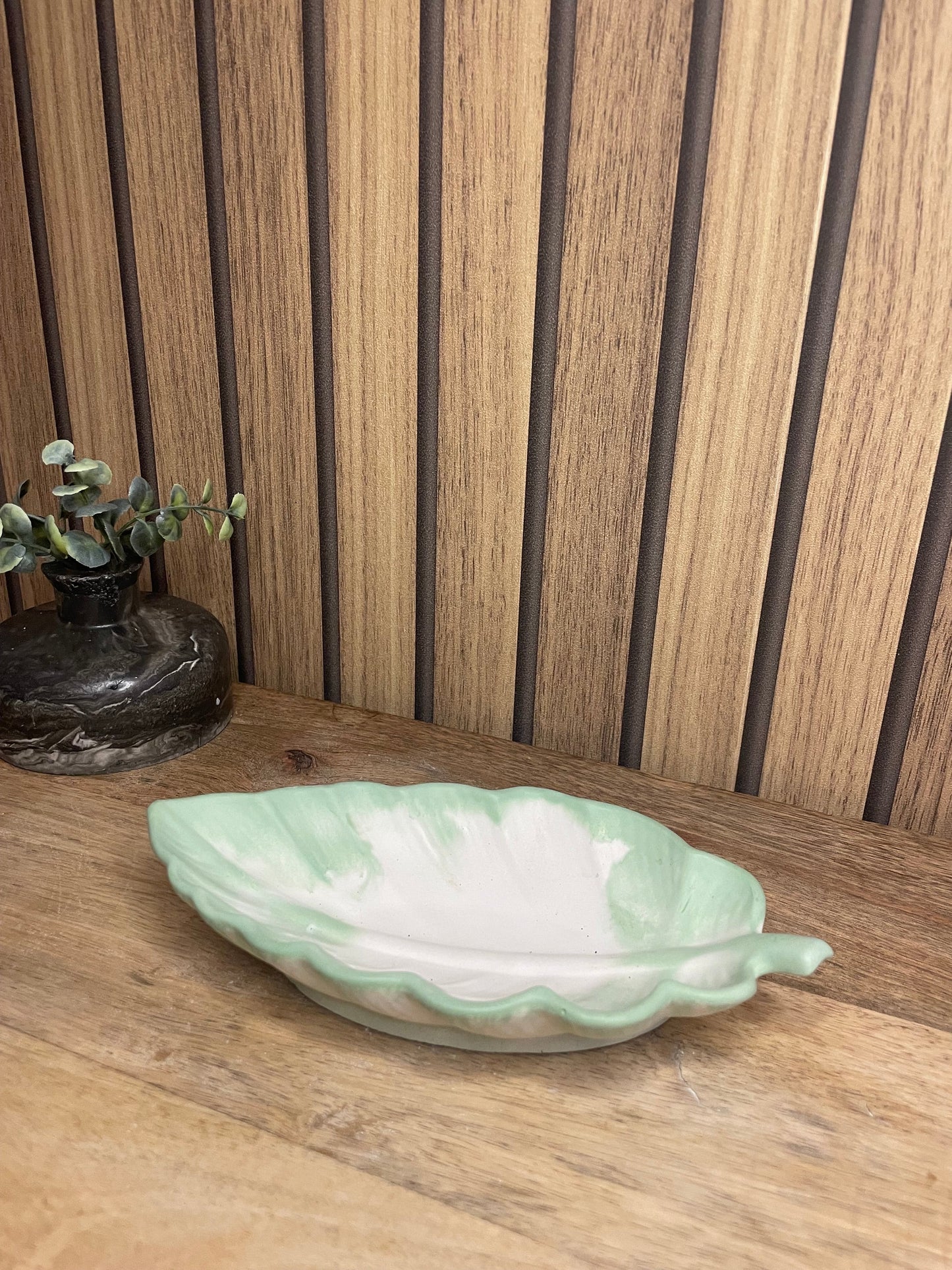 Vide poche feuille. Déco. Objets déco. A personnaliser. Tendance. Déposez vos bijoux, vos clés, vos pièces de monnaies. Maison. Poudre de moulage écologique. Artisan Français. Fait main. Cadeaux. Vous pouvez y faire fondre vos bougies.