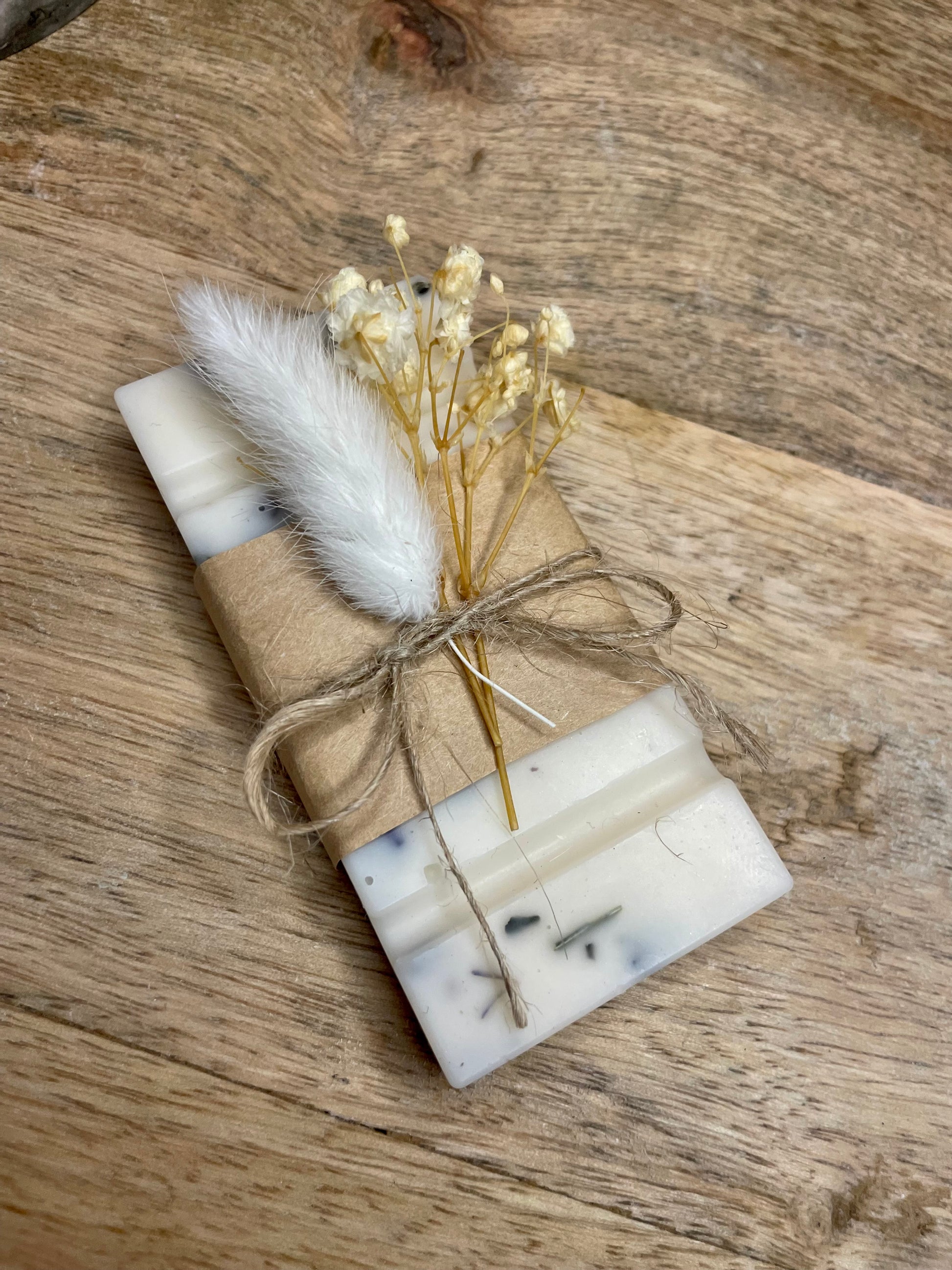Fondant parfumé. Fleurs séchées et lavandes. Brûle parfum. Cadeaux invités. Plaisir d’offrir. Cérémonies, événements, mariage, baptême, anniversaire. Parfum d’intérieur. Expérience olfactive. Parfumer sa maison. Senteur. Wedding planner. Organisateur d’événements. Fait main. Produits français. Cire naturelle.