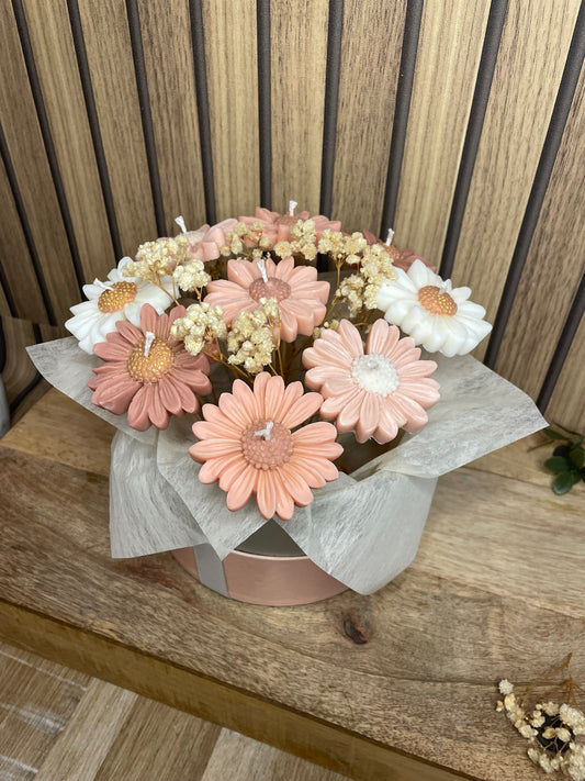 Bouquet de bougies parfumées. Fleurs marguerites et fleurs séchées. Fabrication artisanale fait main. Cire végétal et parfum de Grasse. Bougie artisanale. Cadeaux fêtes événements et cérémonies. Boîte à fleurs. Anniversaire baptême communion plaisir d’offrir. Boîte cadeaux. Fête des mères, saint Valentin.