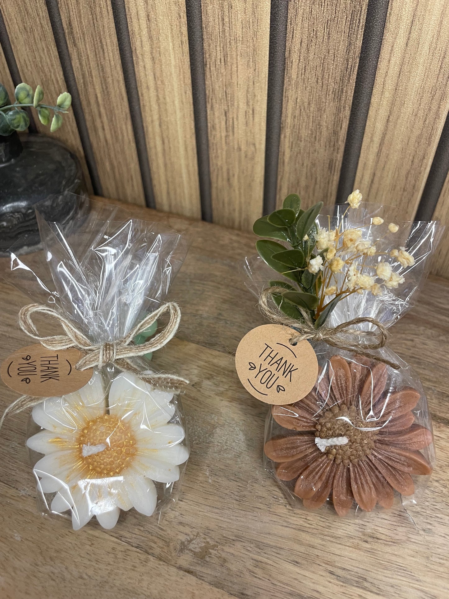 Décoration et cadeau bougie marguerite parfumée à personnaliser. Cire végétal et fragrances de Grasse. Bougie artisanale. Cadeaux invités cérémonies et événements. Mariage baptême anniversaire communion. Plaisir d’offrir événement cérémonie cadeaux invités fleurs séchées