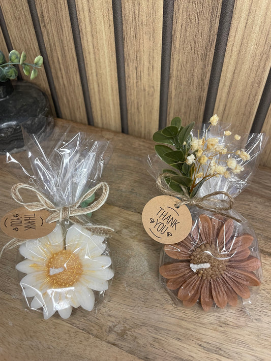 Décoration et cadeau bougie marguerite parfumée à personnaliser. Cire végétal et fragrances de Grasse. Bougie artisanale. Cadeaux invités cérémonies et événements. Mariage baptême anniversaire communion. Plaisir d’offrir événement cérémonie cadeaux invités fleurs séchées
