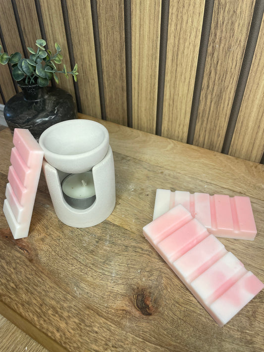 Fondants parfumés. Parfums d’intérieur. Parfumer sa maison. Brûle parfum. Senteurs vanille, monoï, linge propre, madeleine et pomme d’amour. Expérience olfactive. Cire naturelle et parfums Français de Grasse. Produits non nocif pour la santé et l’environnement. Snap bar. Tablette.