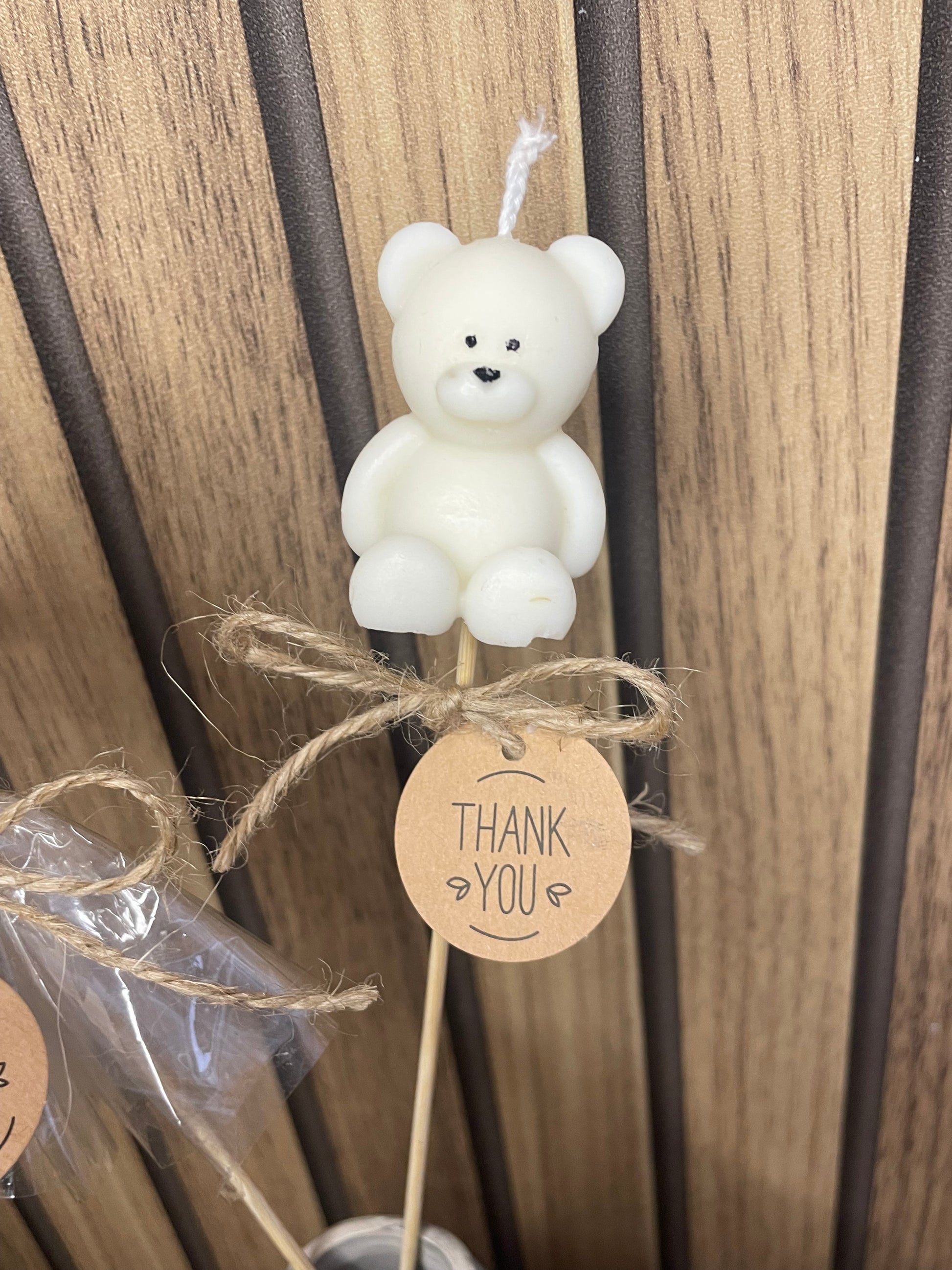 Décoration et cadeau bougie nounours parfumée sur tige à personnaliser. Cire végétal et fragrances de Grasse. Bougie artisanale. Cadeaux invités cérémonies et événements. Mariage baptême anniversaire communion. Plaisir d’offrir événement cérémonie cadeaux invités fleurs séchées. Petit ours